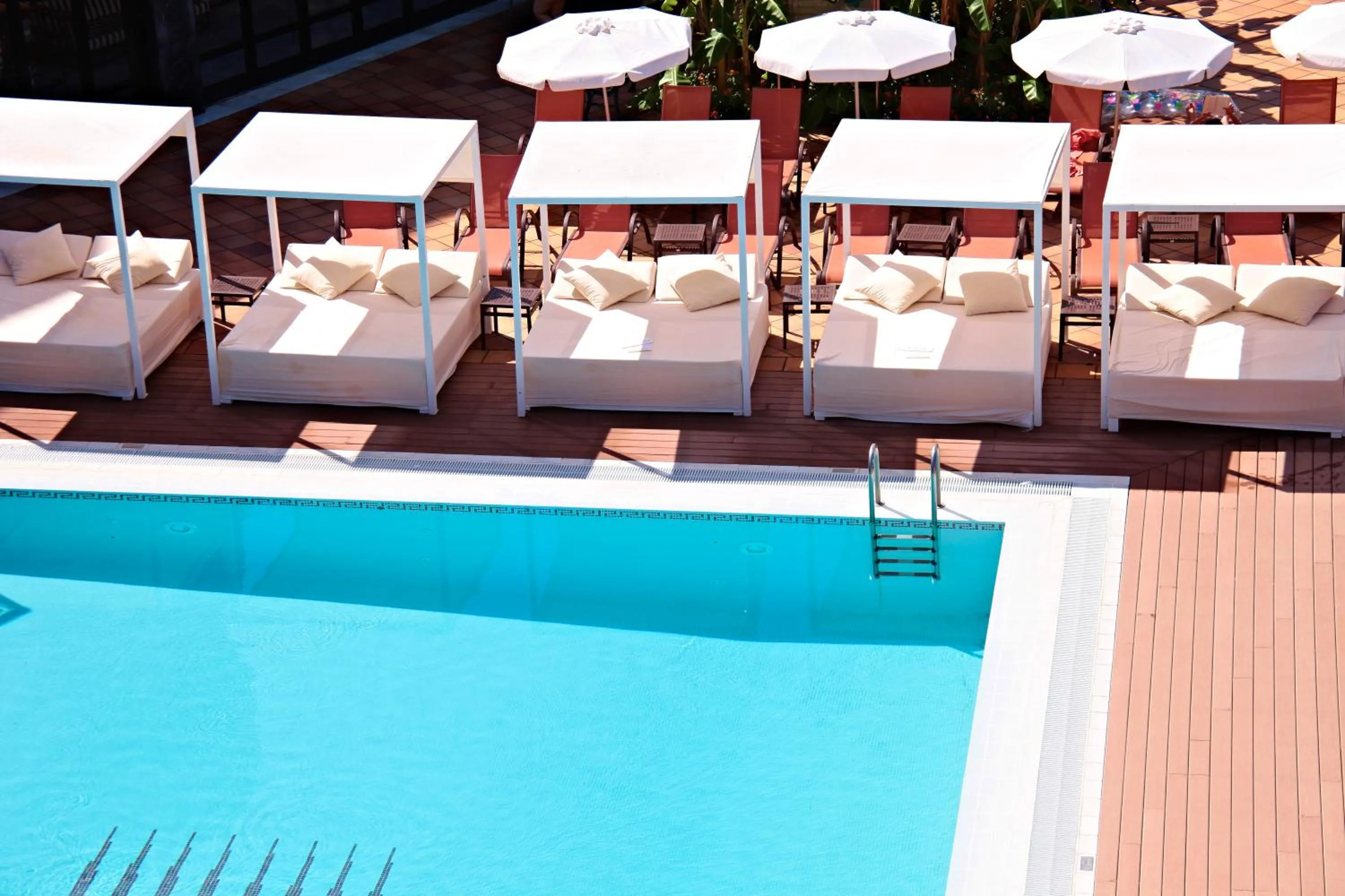 Swimming pool in Hotel Serrano Palace