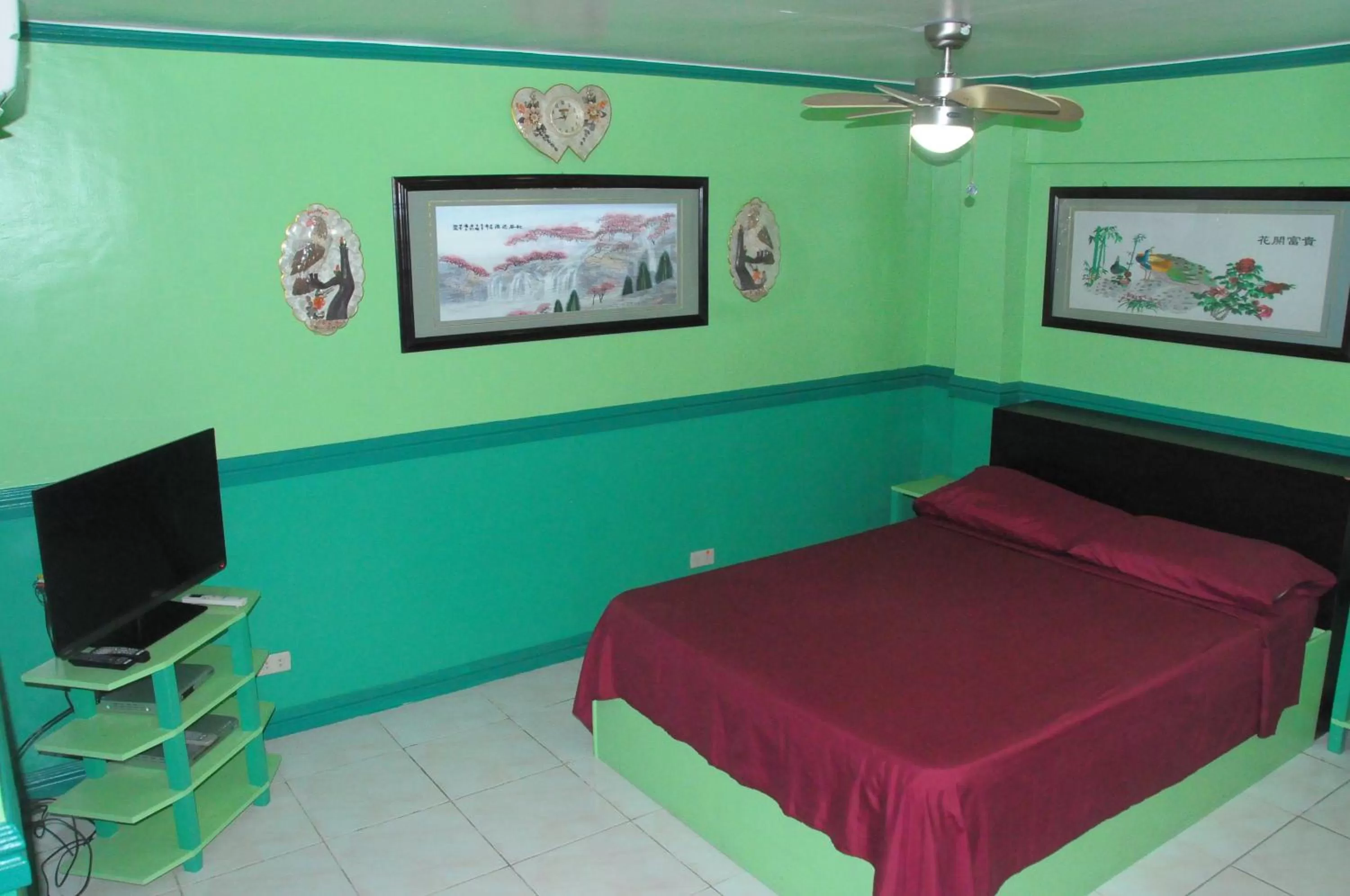 Economy Room in Kokomos Hotel and Restaurant