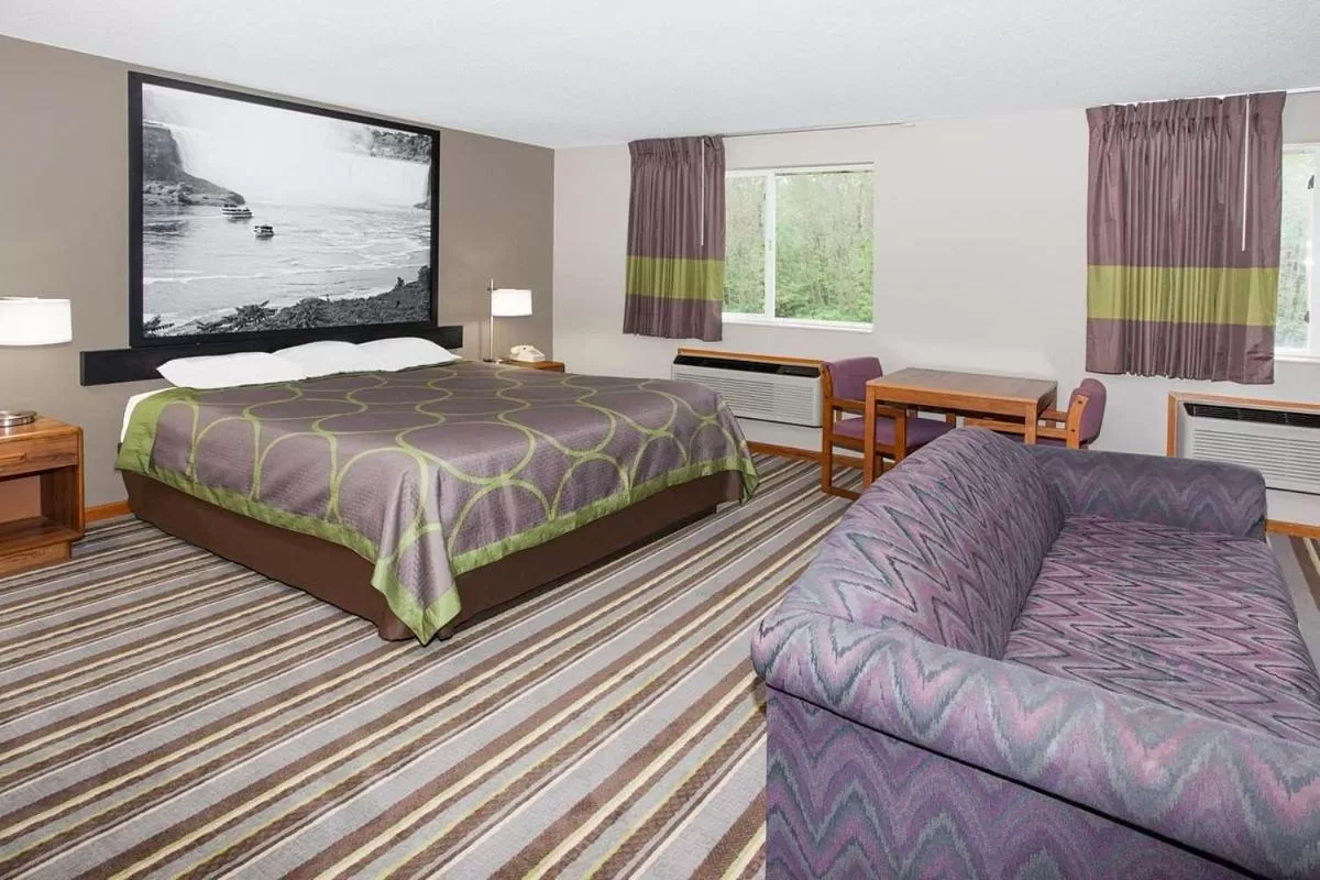 King Room - Non-Smoking in Super 8 by Wyndham Gilman