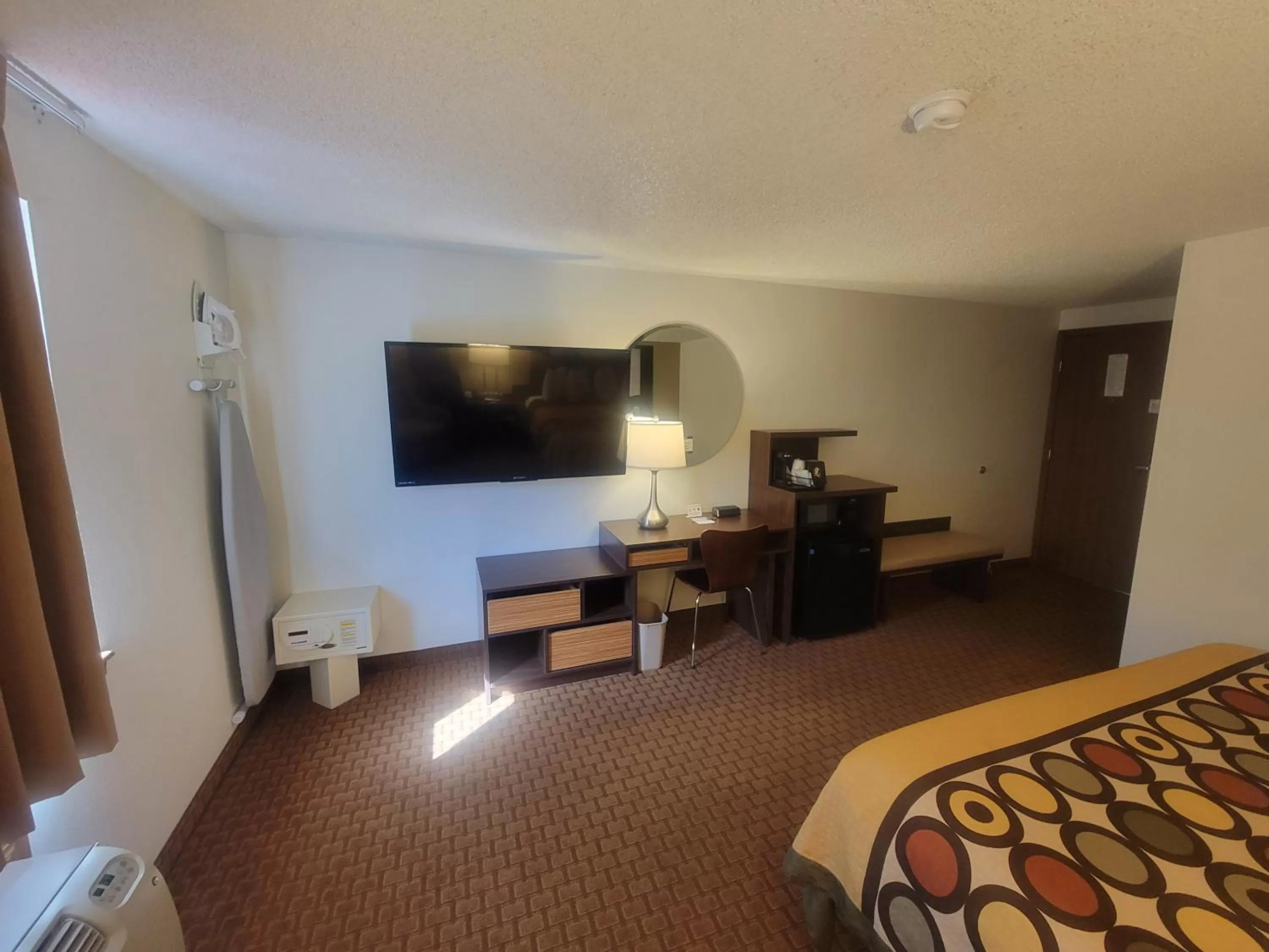 King Suite - Non-Smoking in Super 8 by Wyndham Cody