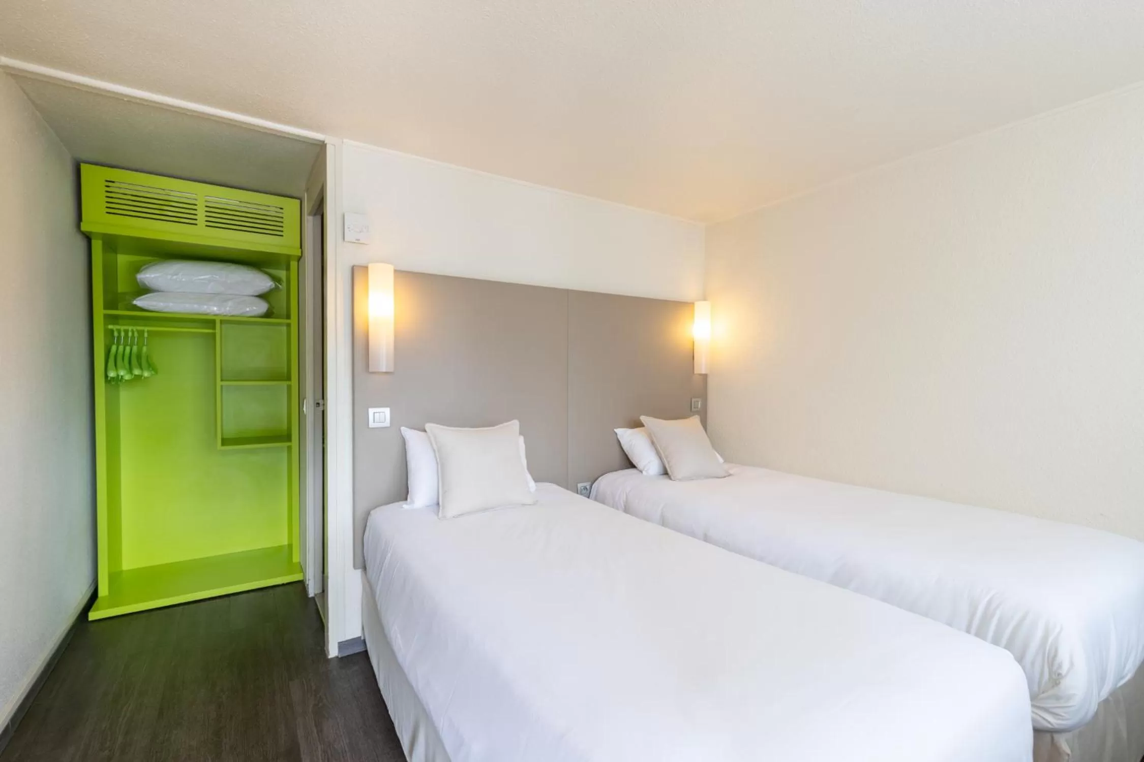 2 Single Beds and 1 Junior Bed (Up to 10 years) in Campanile Reims Ouest - Tinqueux