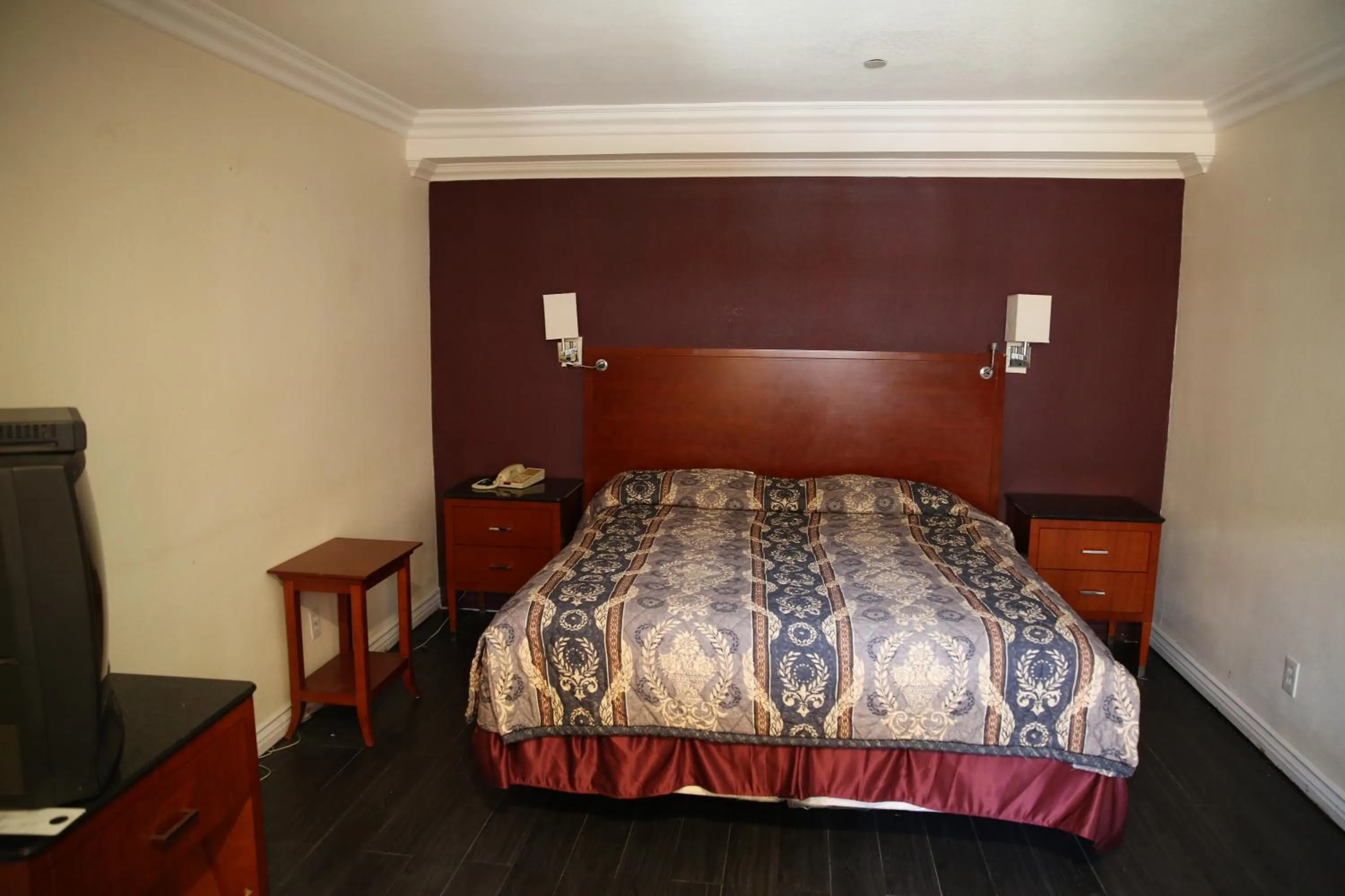 King Room in Chateau Inn & Suites