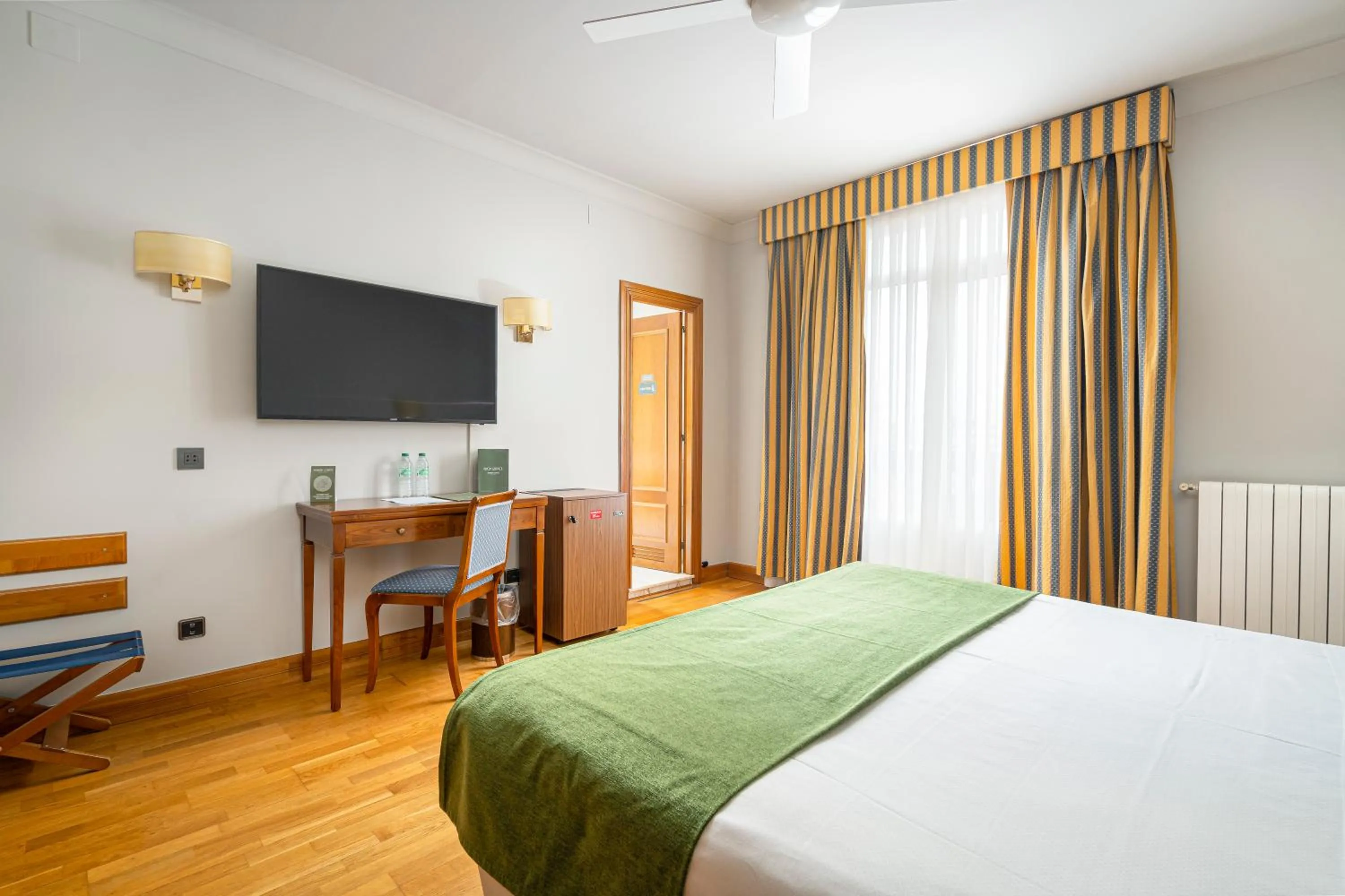 Premium Triple Room in Hotel Hernán Cortés