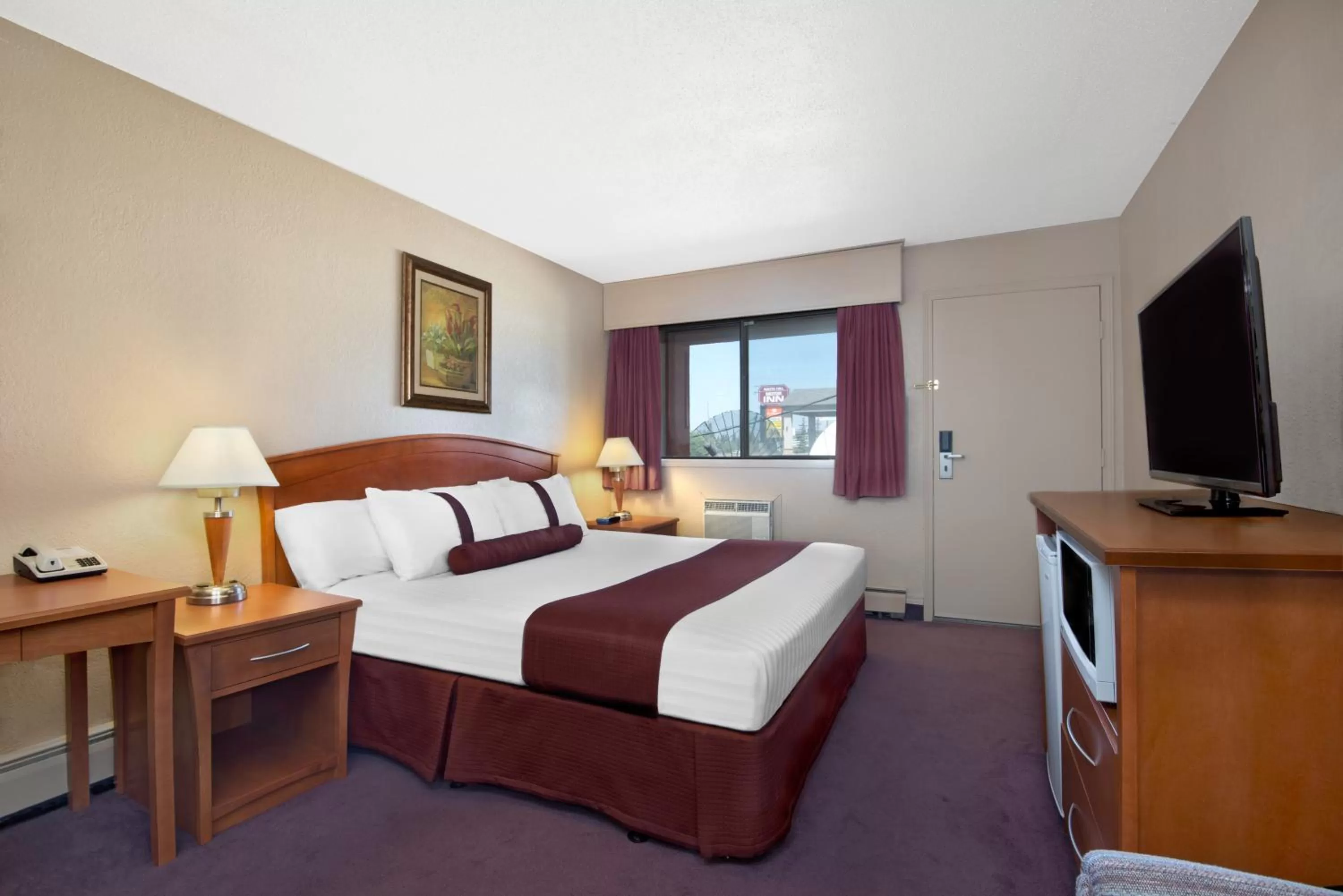Deluxe Queen Room - Non-Smoking in Howard Johnson by Wyndham Red Deer