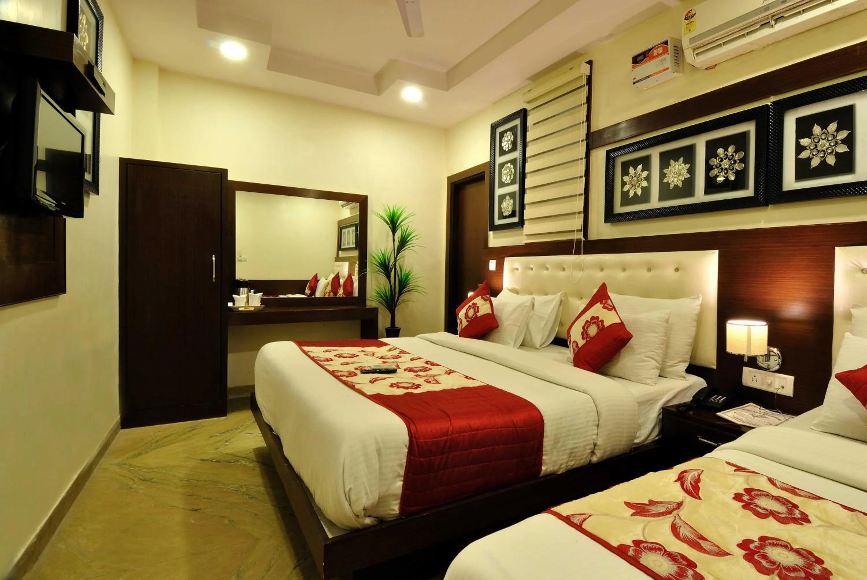 Deluxe Triple Room in Hotel Nirmal Mahal - Paharganj - New Delhi