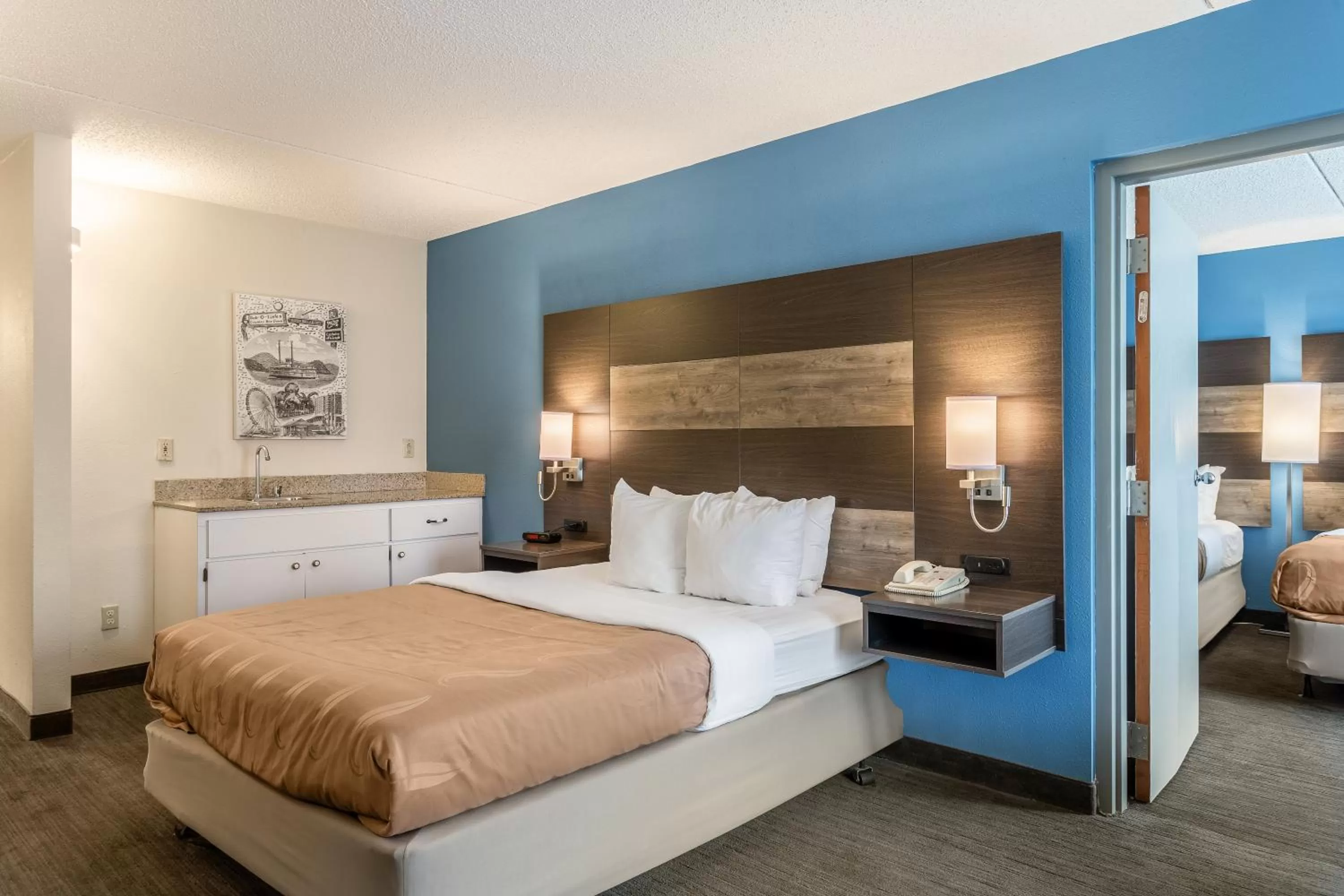 Queen Suite with Three Queen Beds and Sofa Bed - Non Smoking in Quality Inn Branson On the Strip