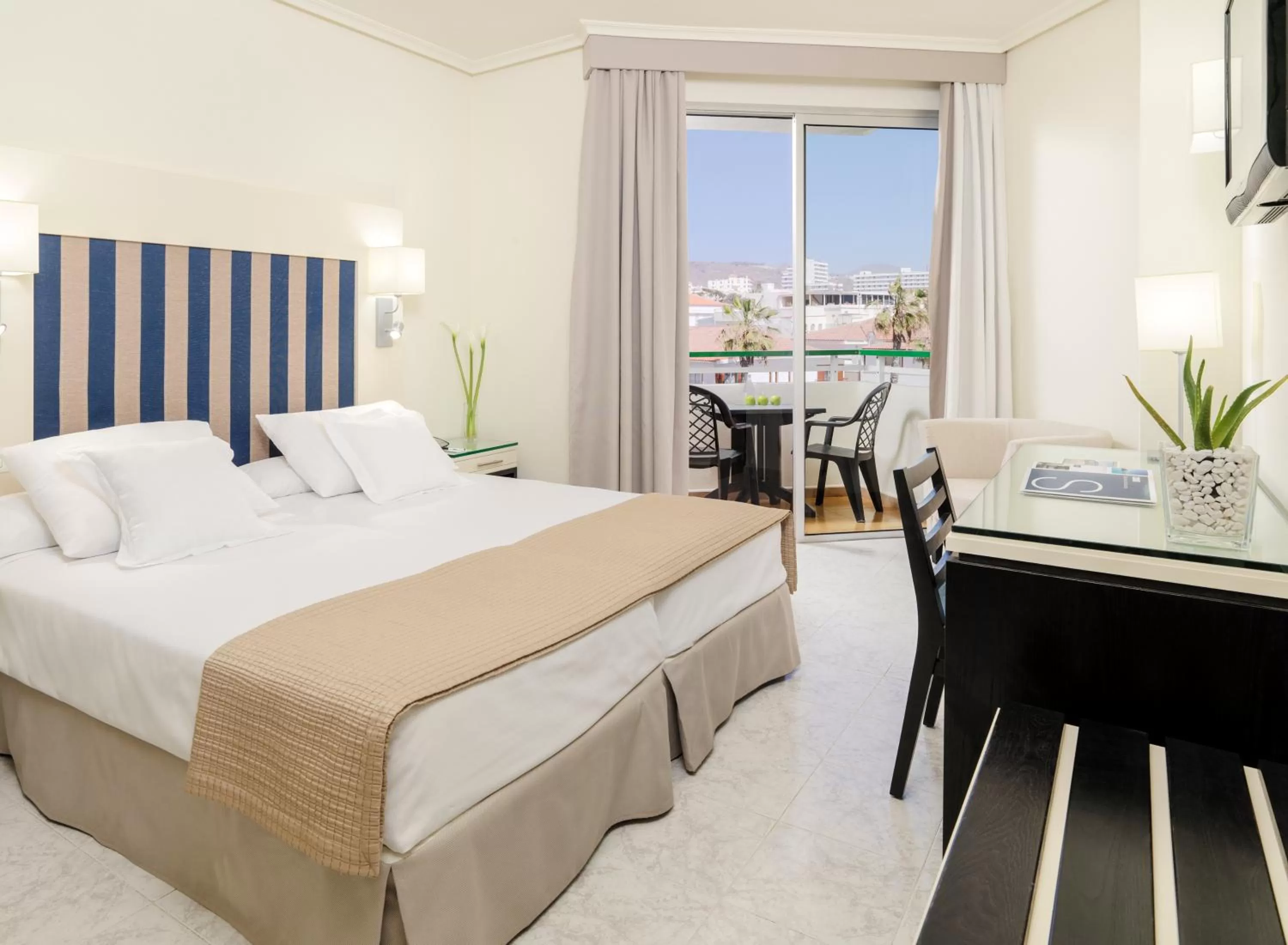 Double Room (2 adults + 1 child) in H10 Las Palmeras