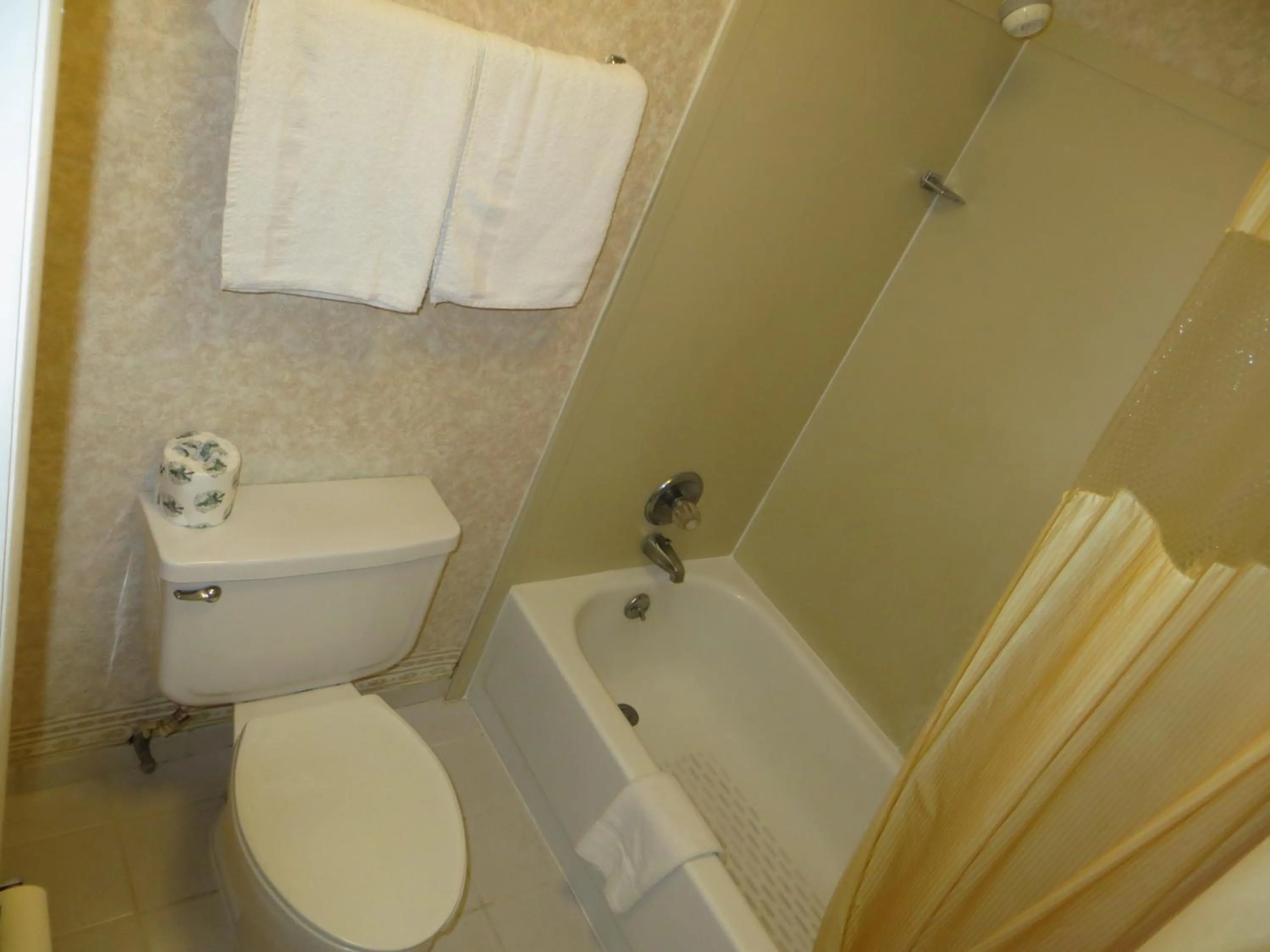 King Studio Suite - Non-Smoking in Howard Johnson by Wyndham Commerce GA