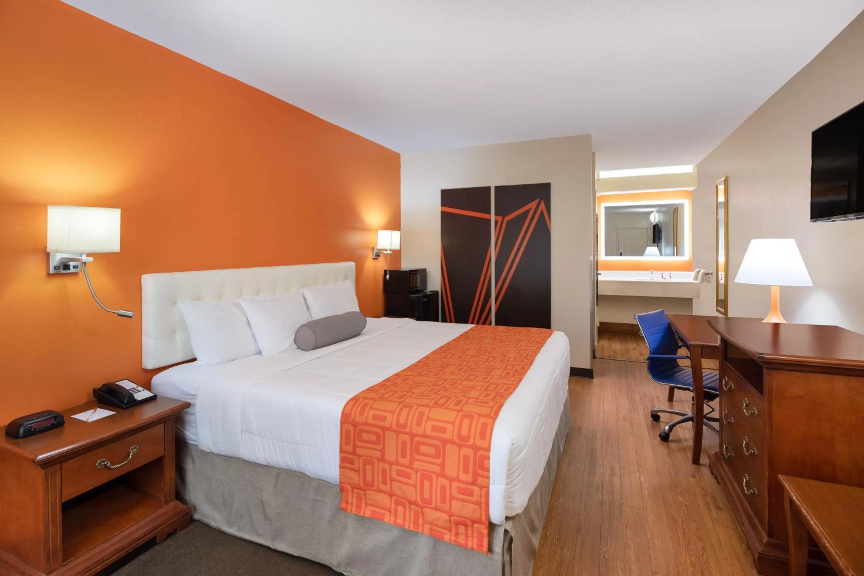 King Room - Disability Access/Non-Smoking in Howard Johnson by Wyndham Savannah GA