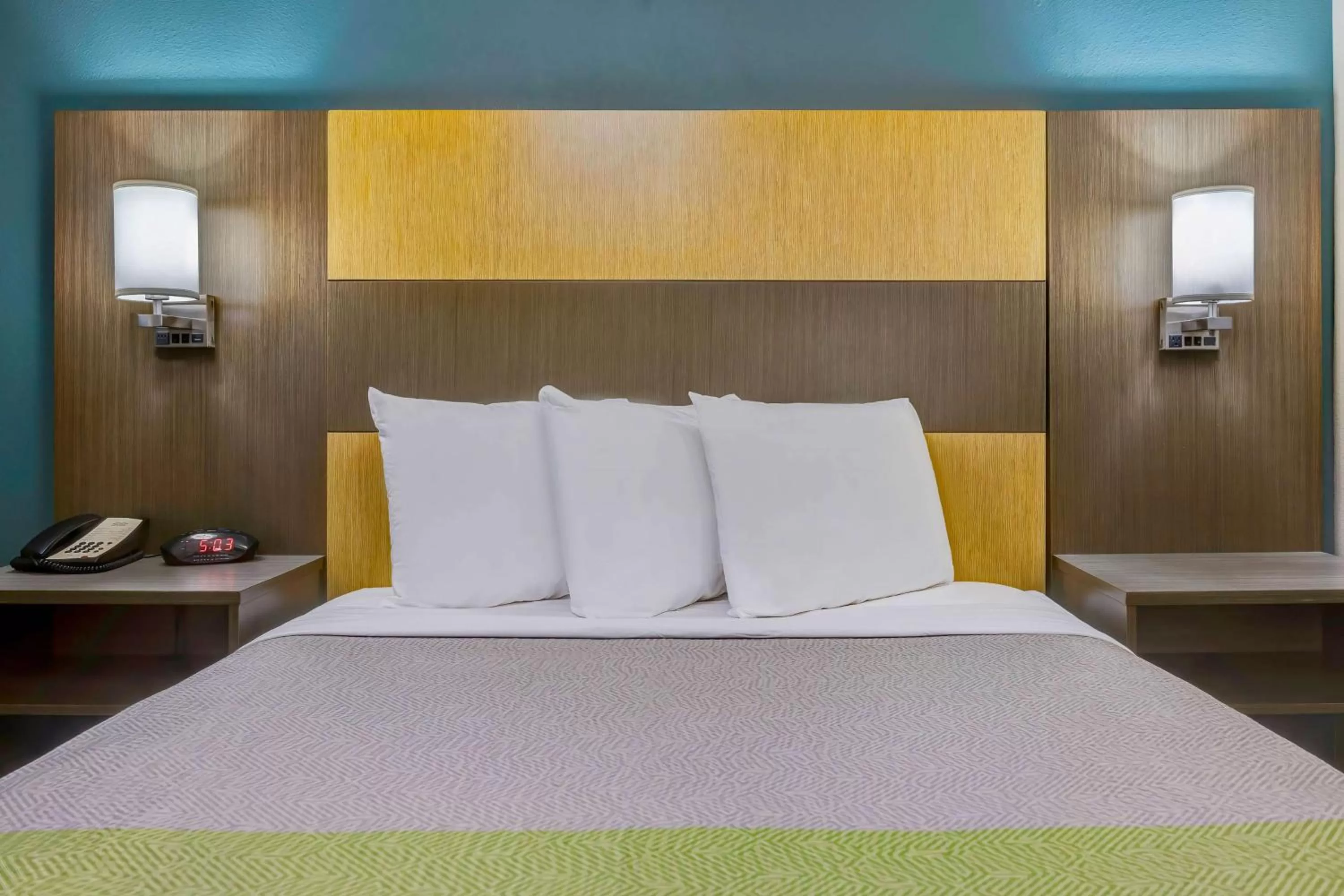 King Room with Roll-in Shower - Disability Access - Non-Smoking in Studio 6 Lenexa - Overland Park