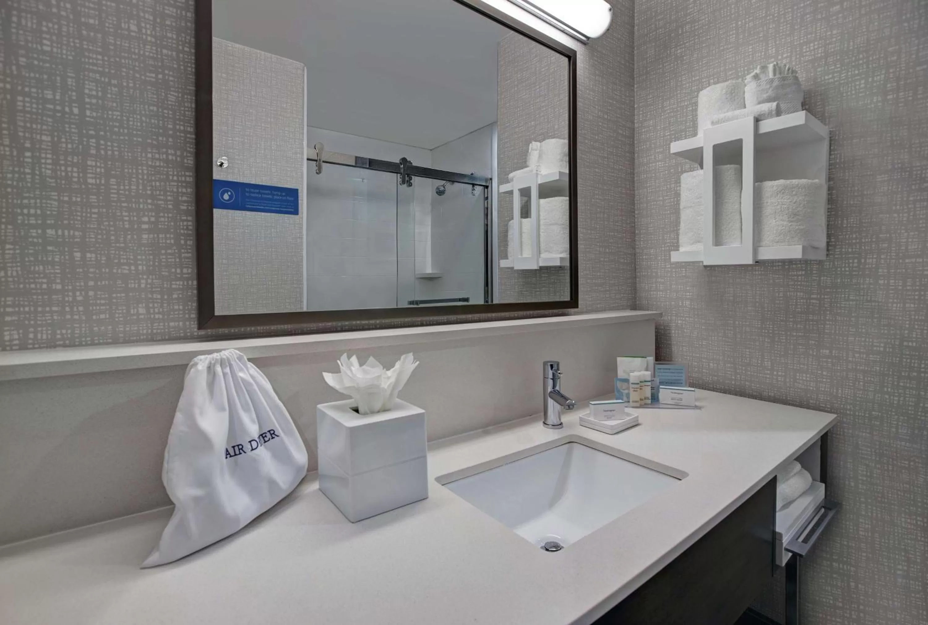 King Room with Sofa Bed - Hearing Accessible/Non-Smoking in Hampton Inn Weslaco