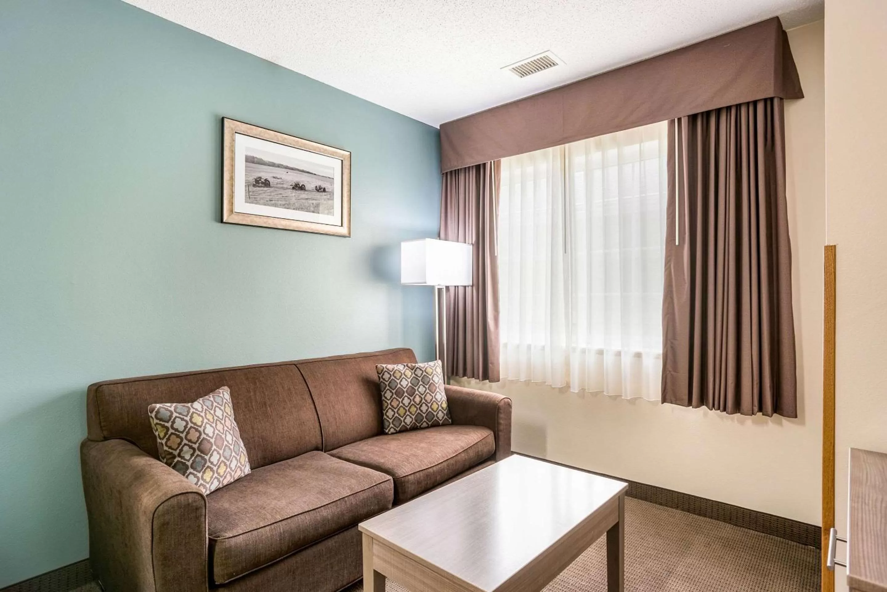 One-Bedroom Queen Suite - Non-Smoking in MainStay Suites Cedar Rapids North - Marion