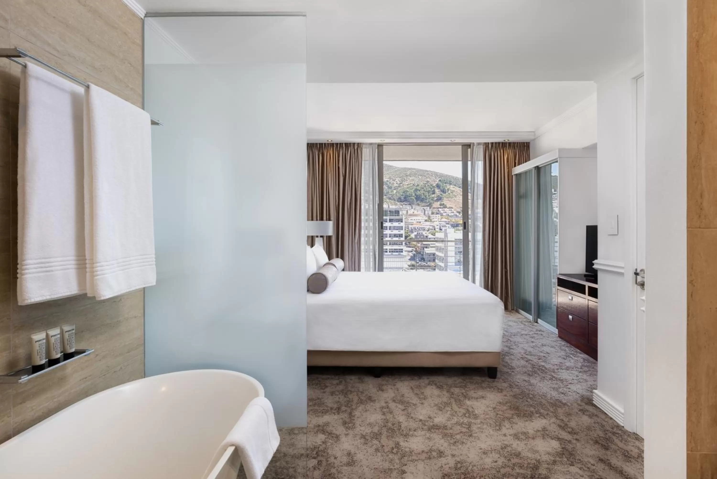 Deluxe Three-Bedroom Suite in Pepperclub Hotel