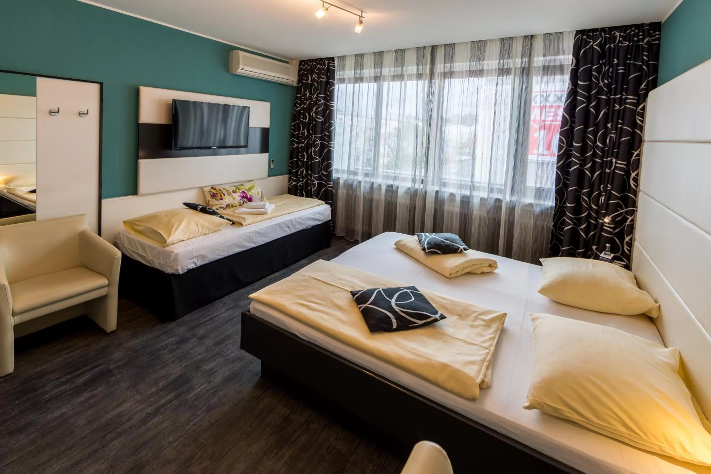 Family Room with Three Single Beds in BEST WESTERN Hotel Würzburg-Süd