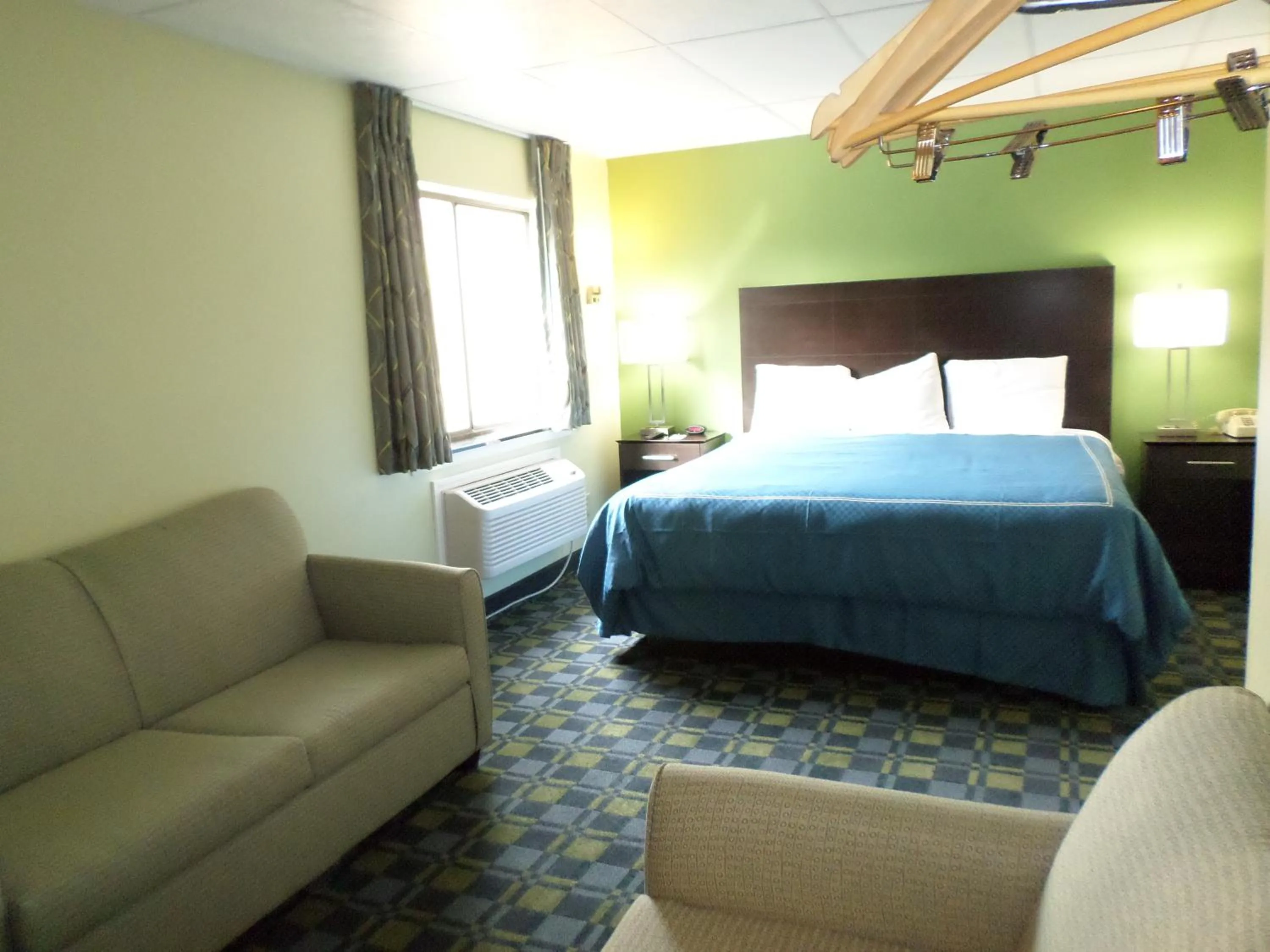 King Suite - Non-Smoking in Travelodge by Wyndham Cleveland Lakewood
