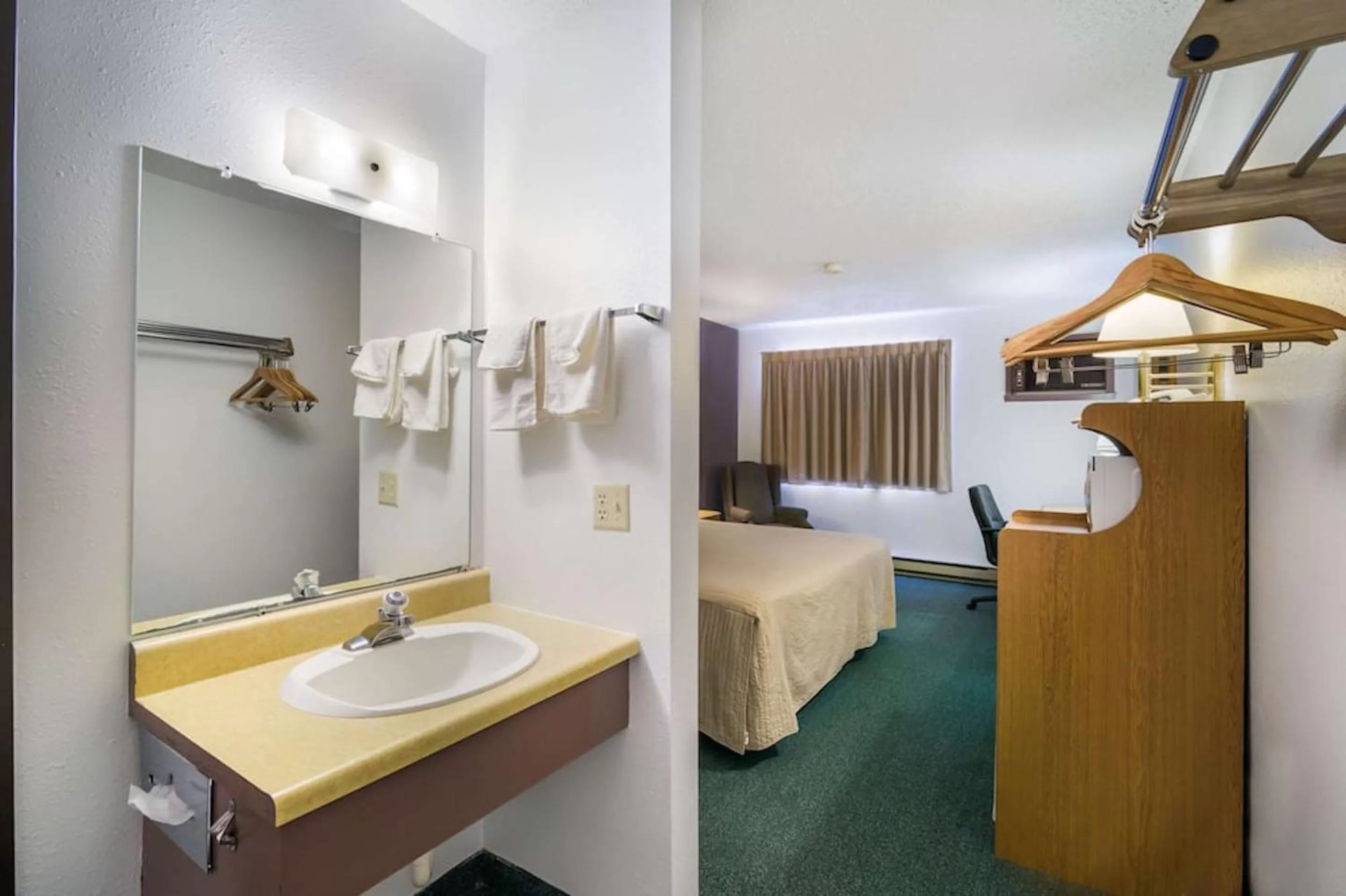 King Suite in Rodeway Inn Gateway to Medora T-Roosevelt & Makoshika State Park