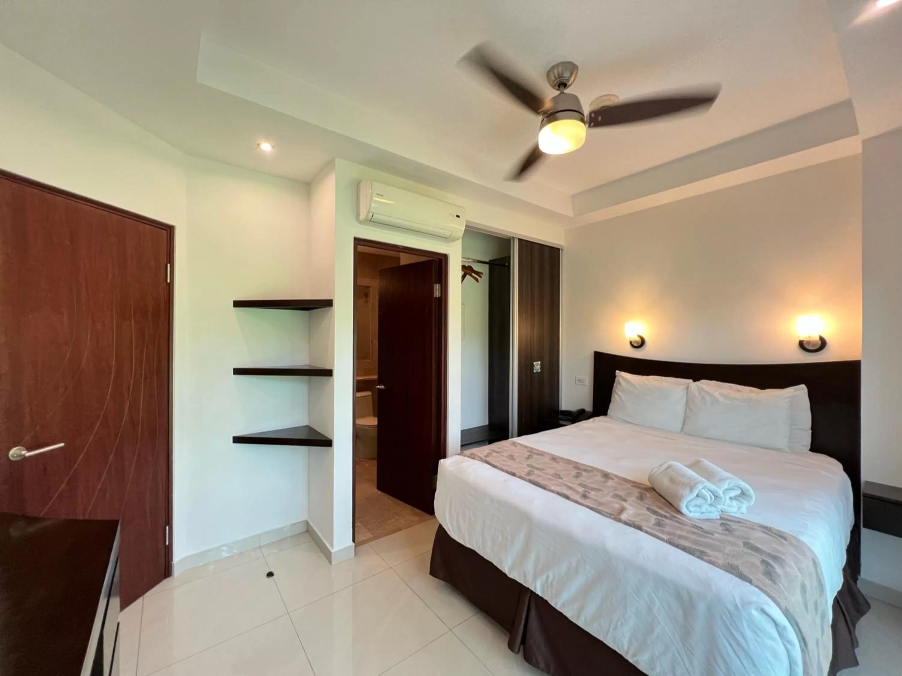 Queen Deluxe with Balcony in Oceano Boutique Hotel & Gallery