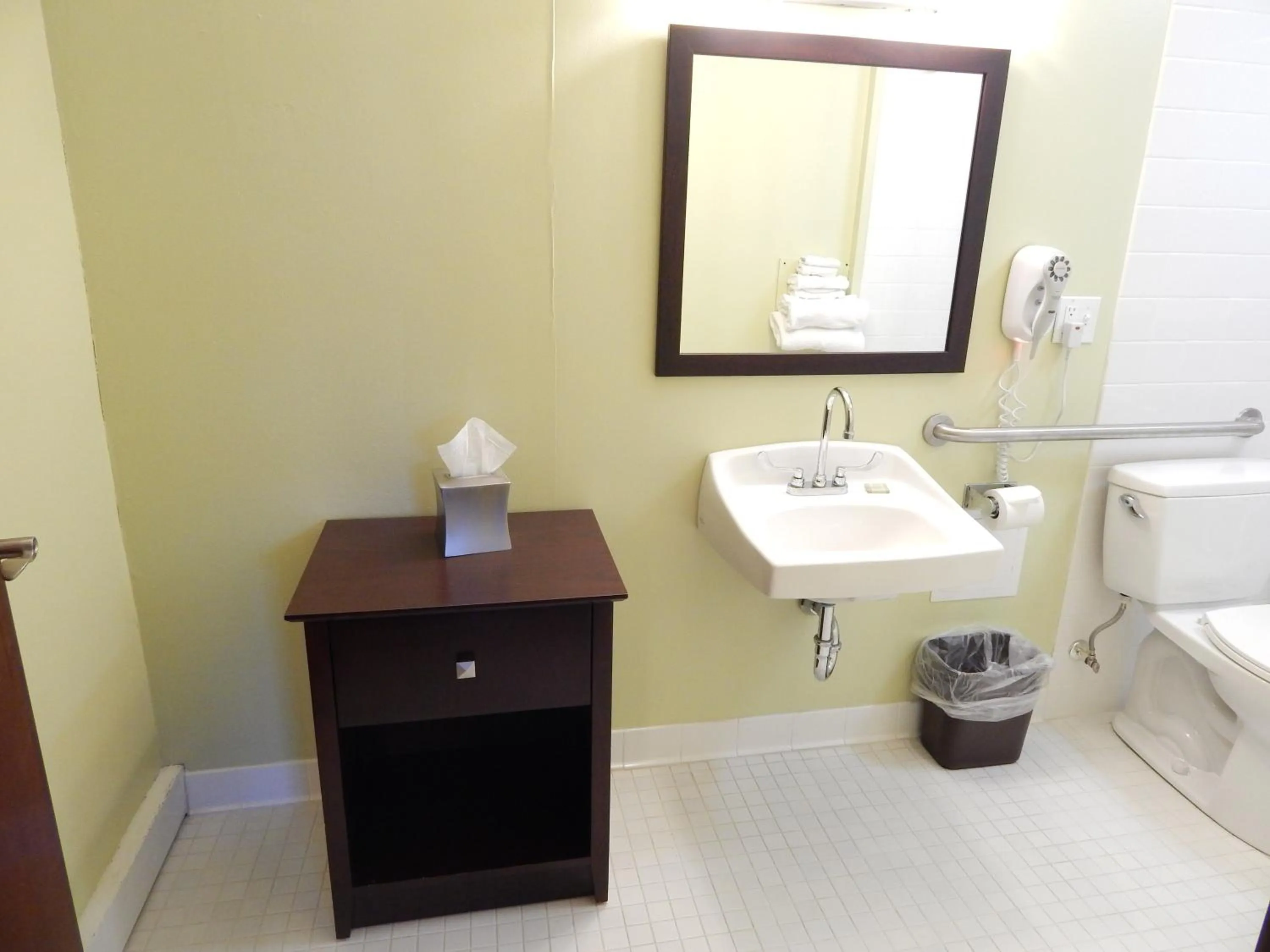 Deluxe Queen Room - Mobility Access/Non-Smoking in Super 8 by Wyndham White River Junction