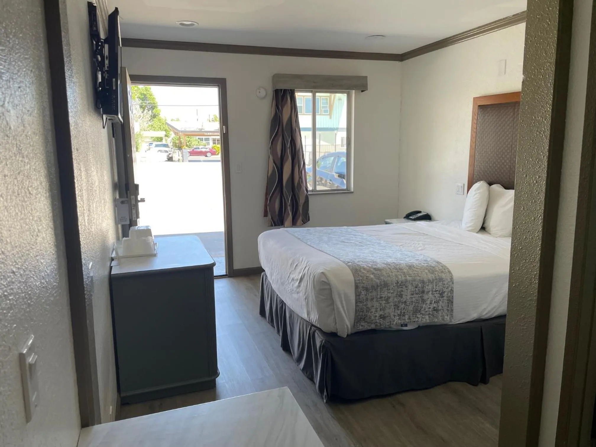 Queen Room in Bishop Inn