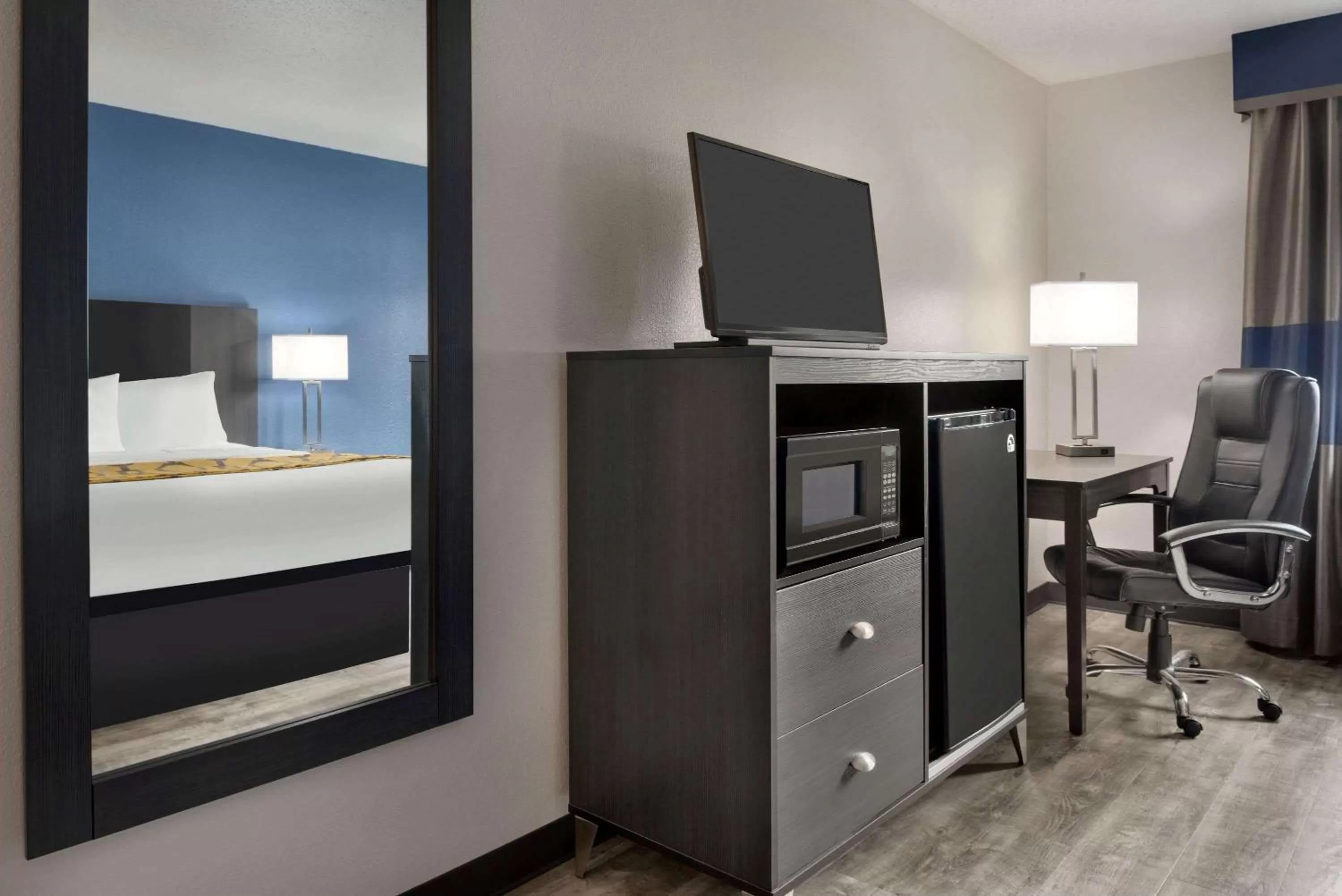 Queen Room - Disability Access - Non-Smoking in Baymont by Wyndham Swanton