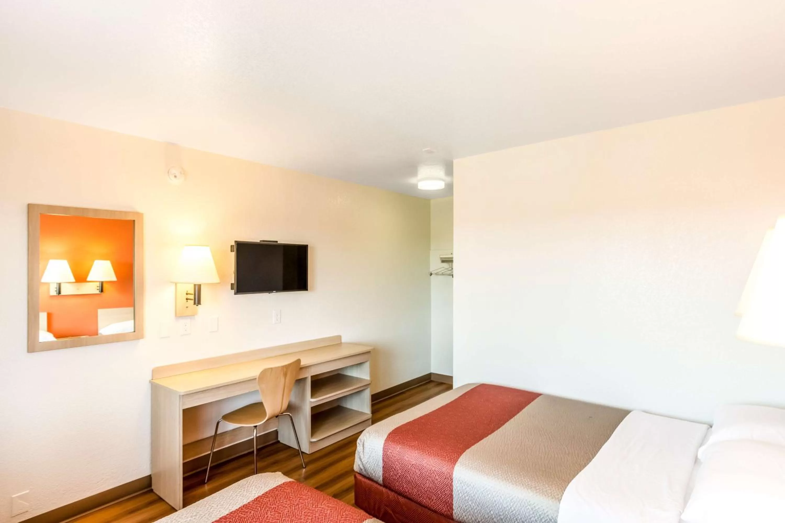 Deluxe Queen Room - single occupancy in Motel 6-Redding, CA - Central