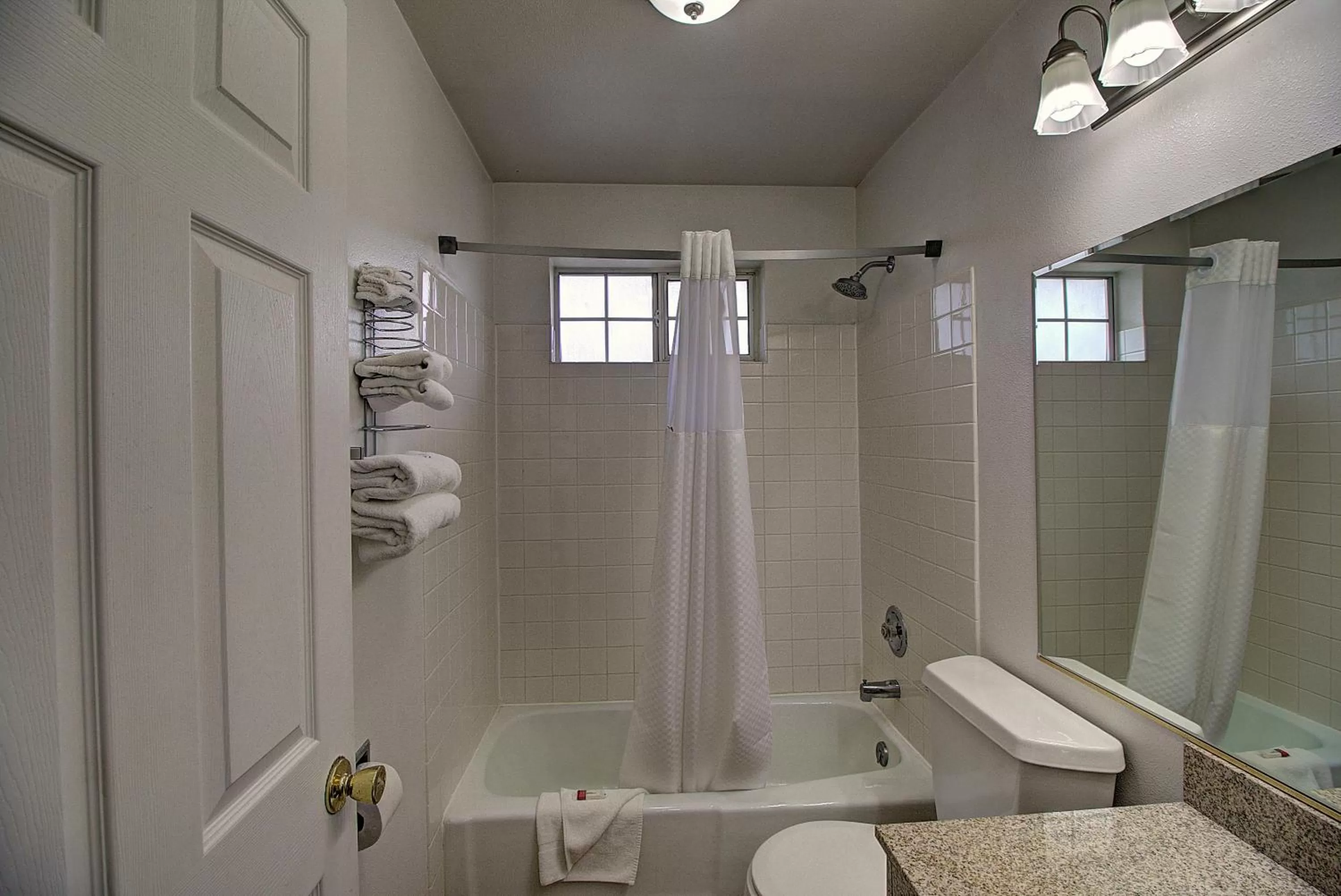 Queen Room - Pet Friendly/Non-Smoking in Days Inn & Suites by Wyndham Lolo