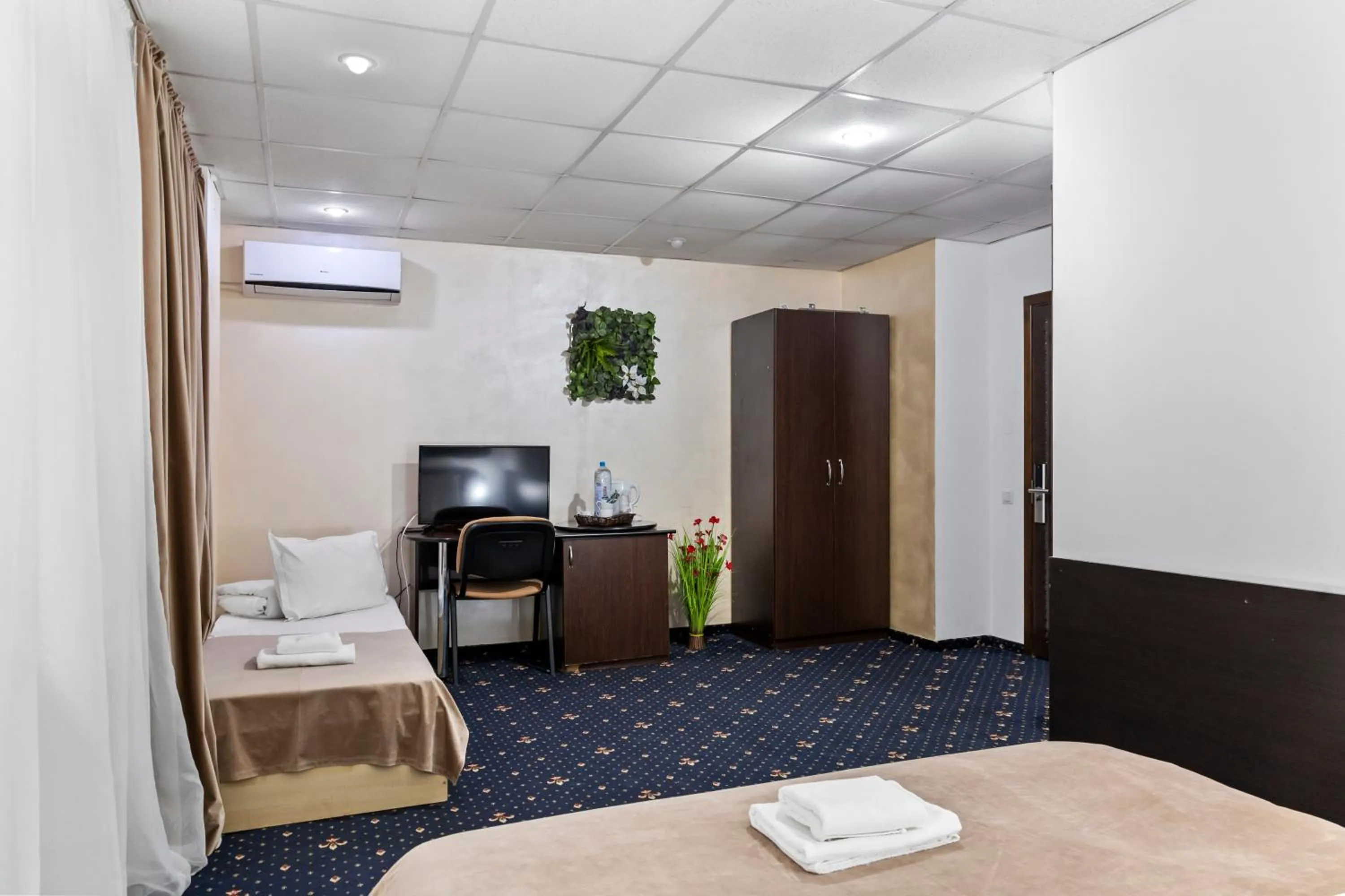 Triple Room with Balcony in Hotel Charter Otopeni