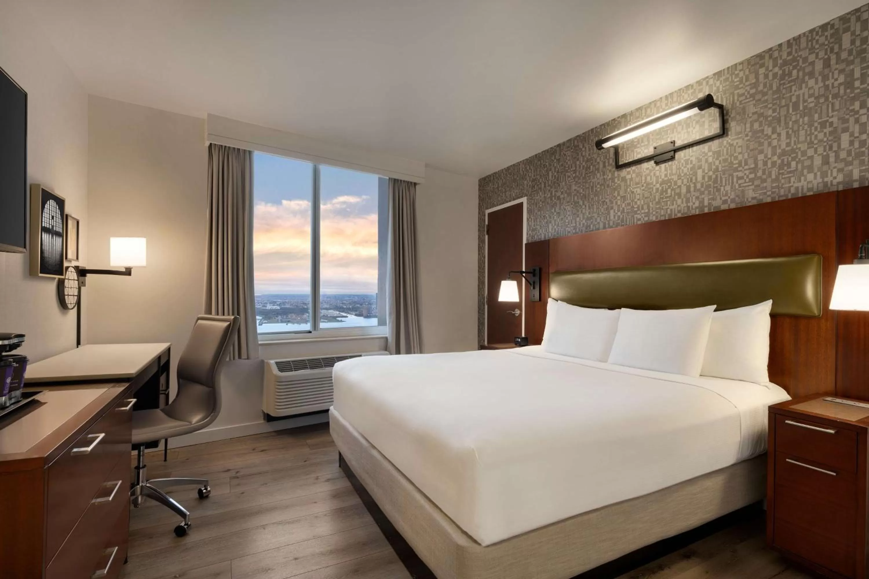 Deluxe King Room with River View in DoubleTree by Hilton New York Downtown