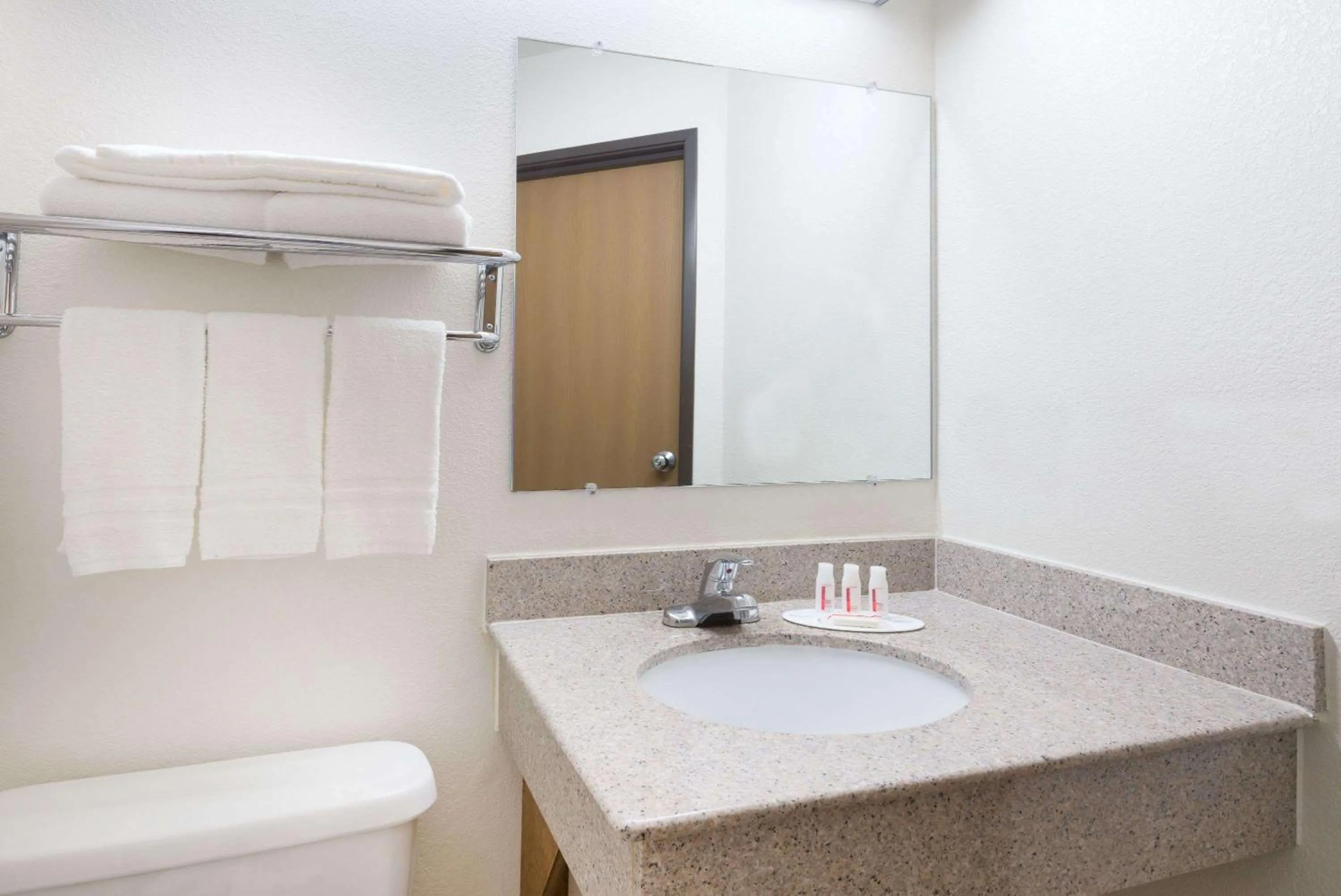 Business Queen Room - Non-Smoking in Super 8 by Wyndham Morgantown