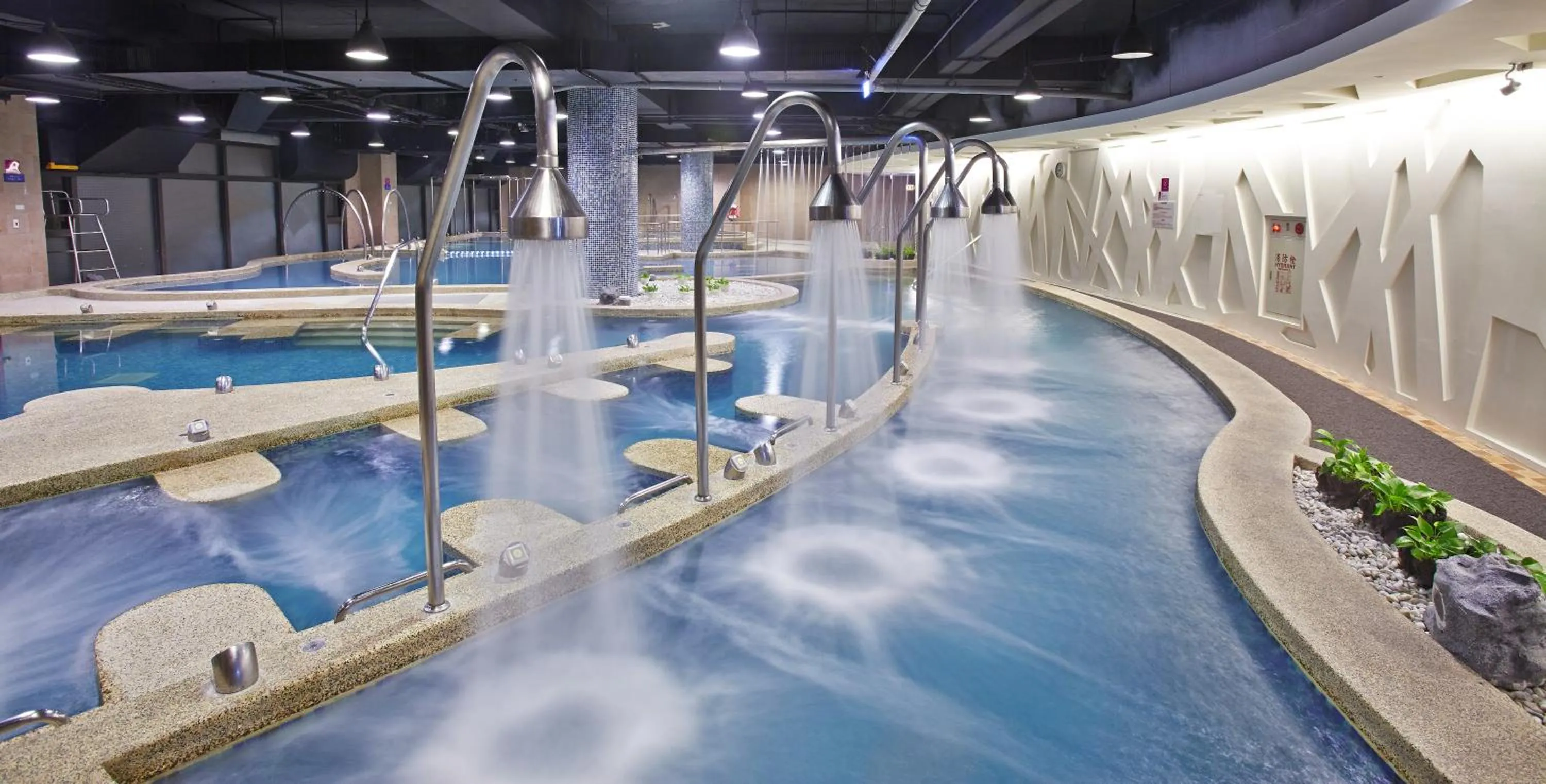 Deluxe King Room in E-DA Royal Hotel