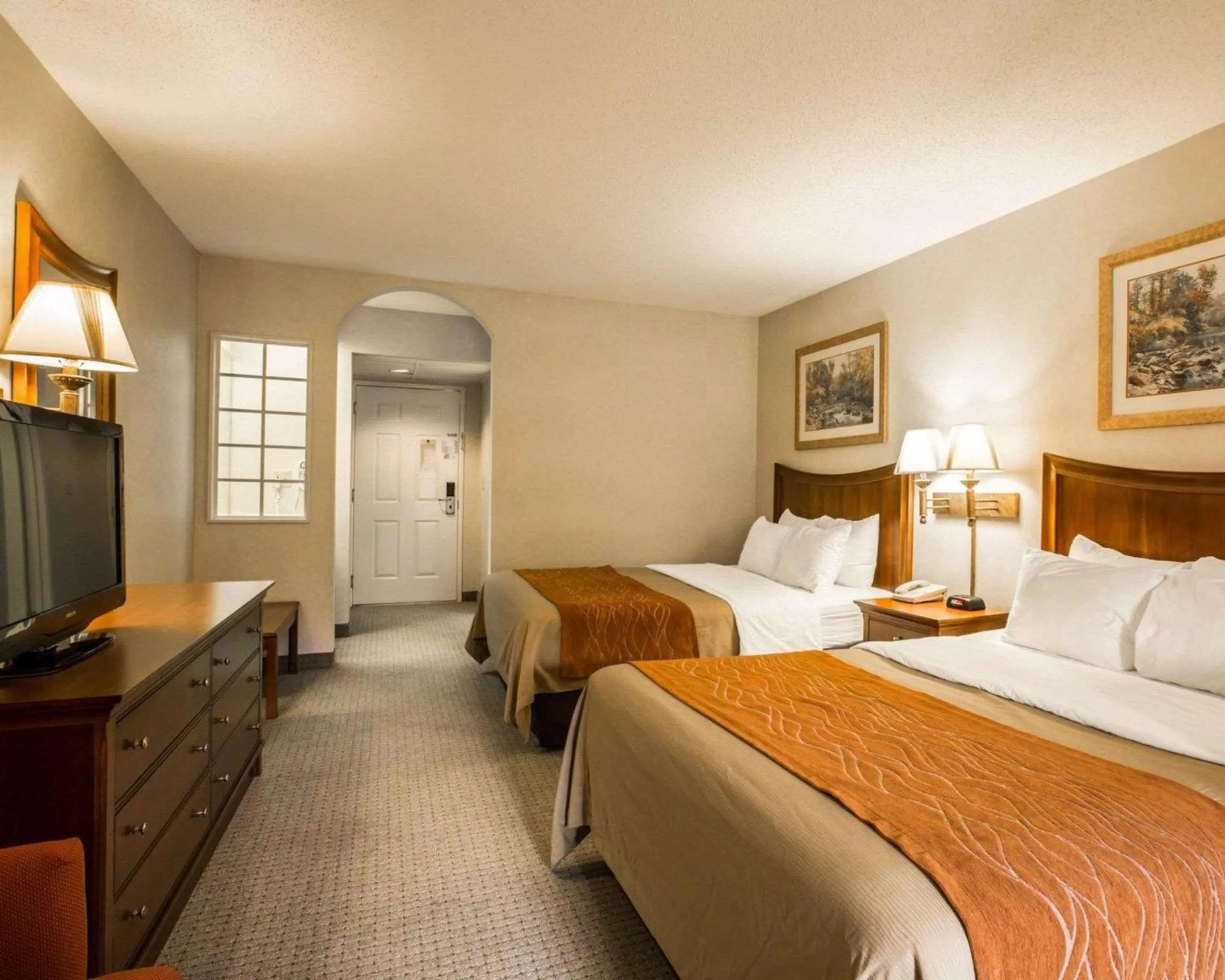 Queen Suite with Two Queen Beds - Non-Smoking in Rodeway Inn & Suites Cherokee On the River