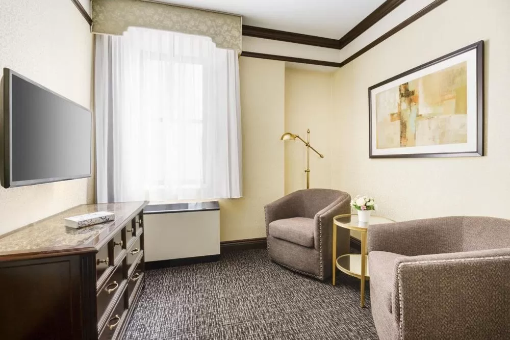 Deluxe Queen Suite in Hotel Lucerne