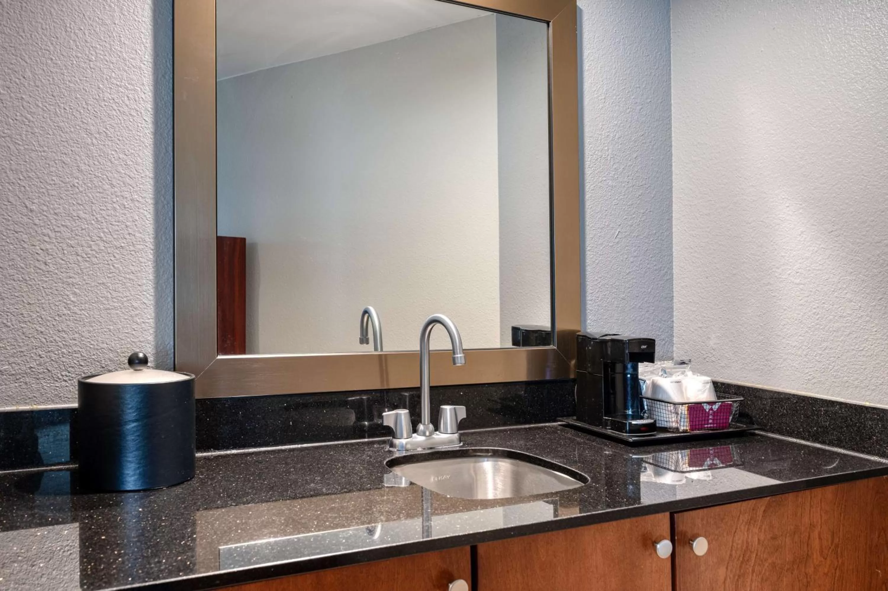 One-Bedroom King Suite - Non-Smoking in Hampton Inn Baltimore/White Marsh