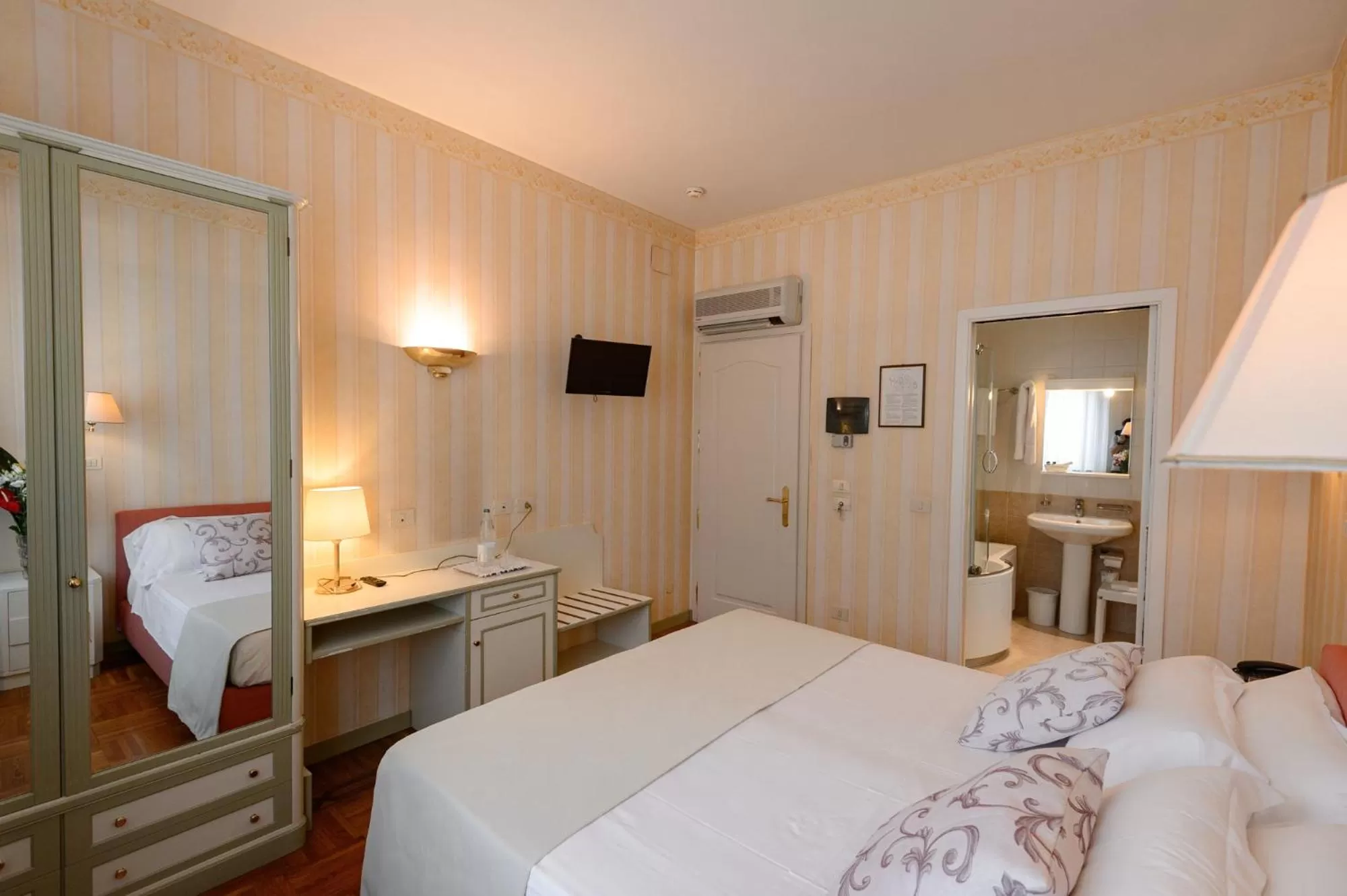 Double Room in Hotel Continental
