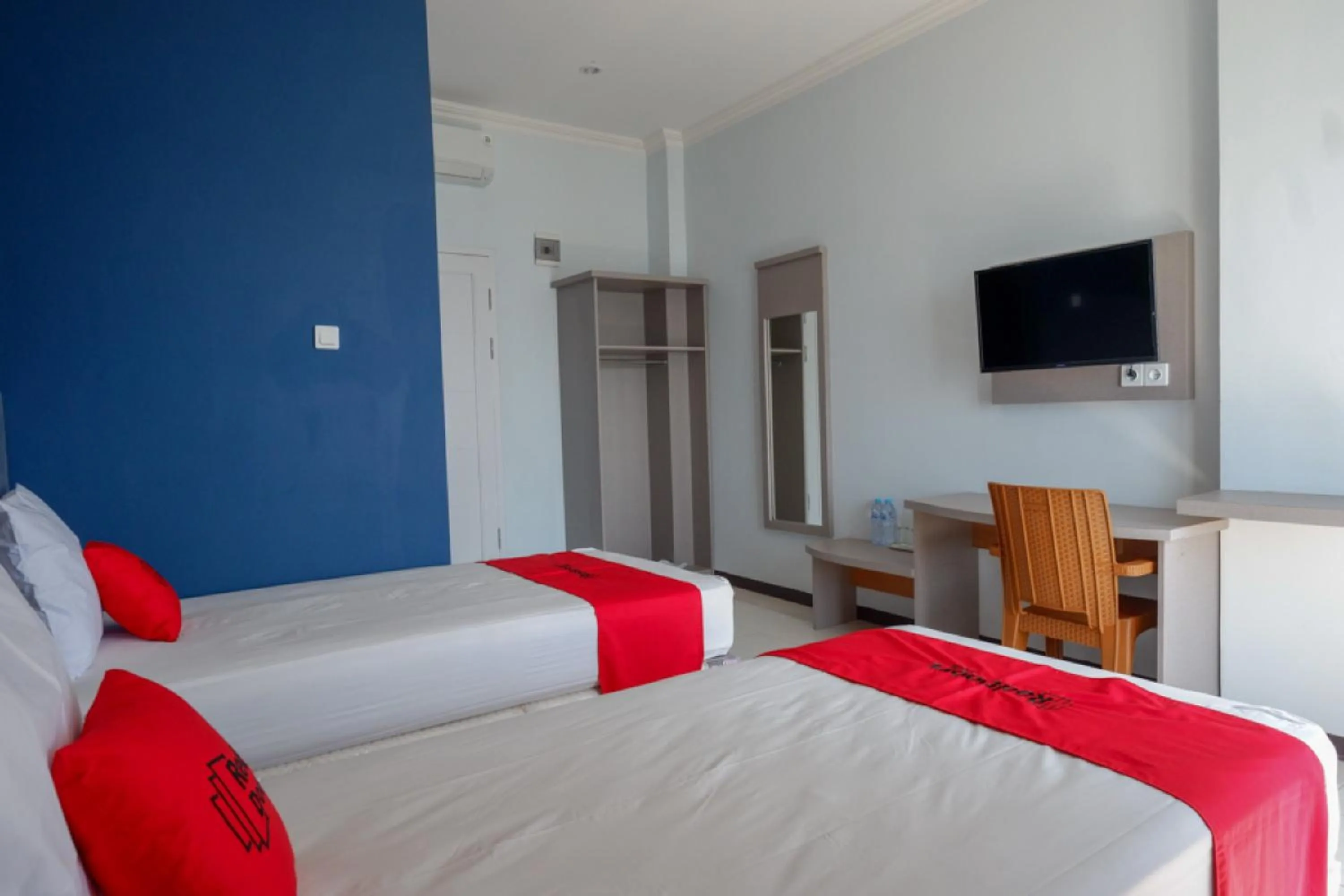 Twin Room in RedDoorz Plus Syariah @ Hotel Boulevard Luwuk
