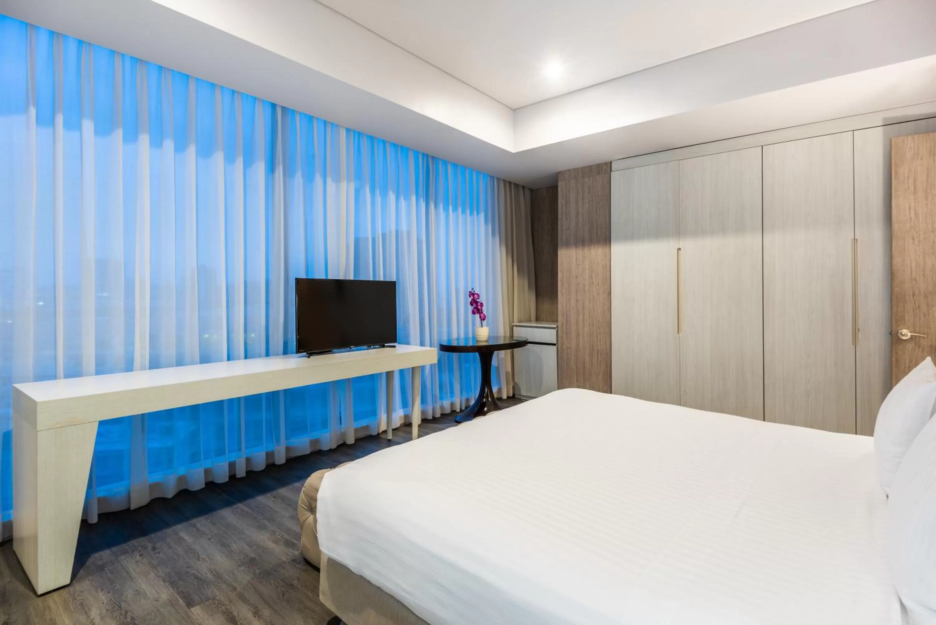 Premium Corner King Room with City View in Crowne Plaza Barranquilla by IHG