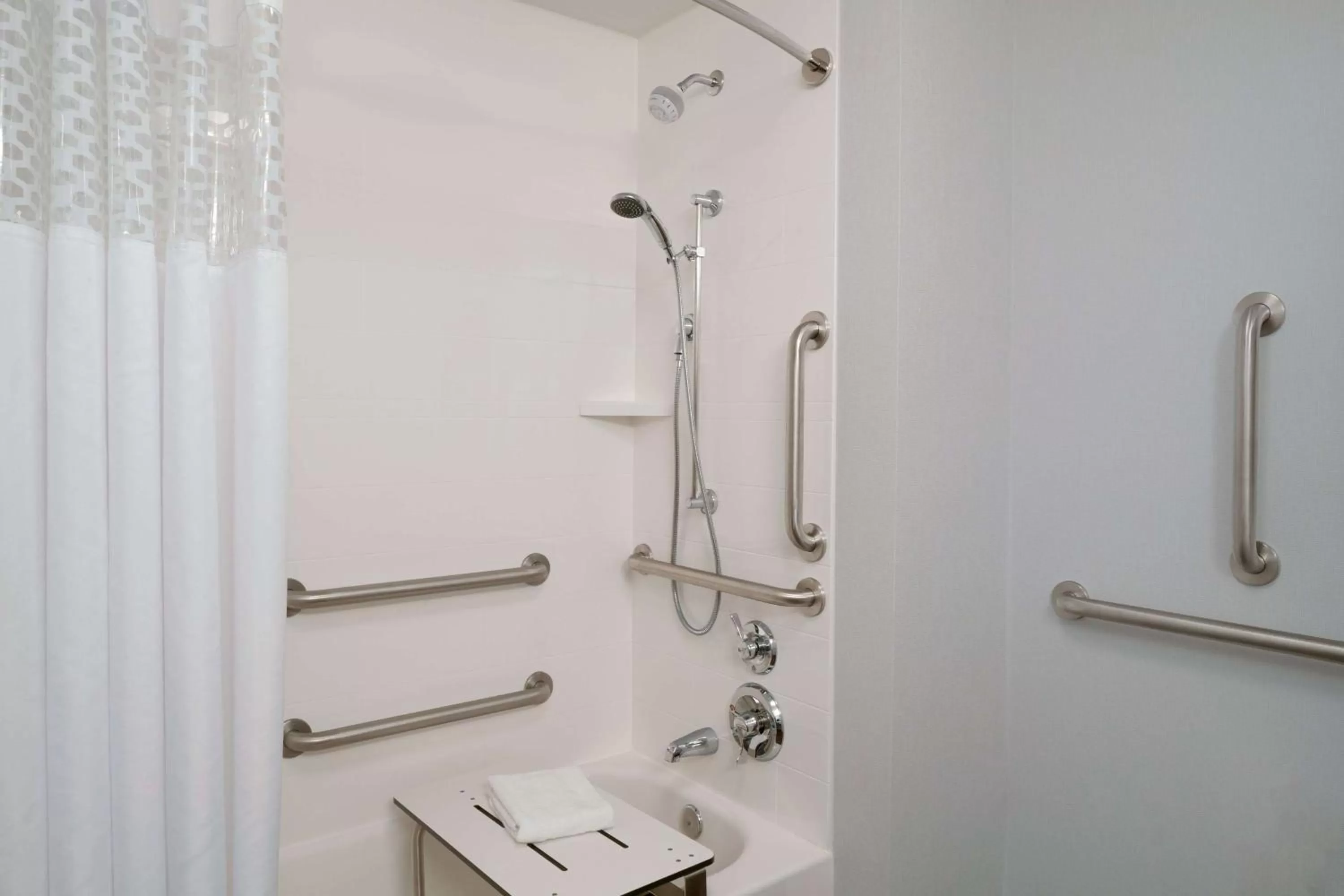 Queen Room - Mobility/Hearing Accessible with Bath Tub - Non-Smoking in Hampton Inn Kanab