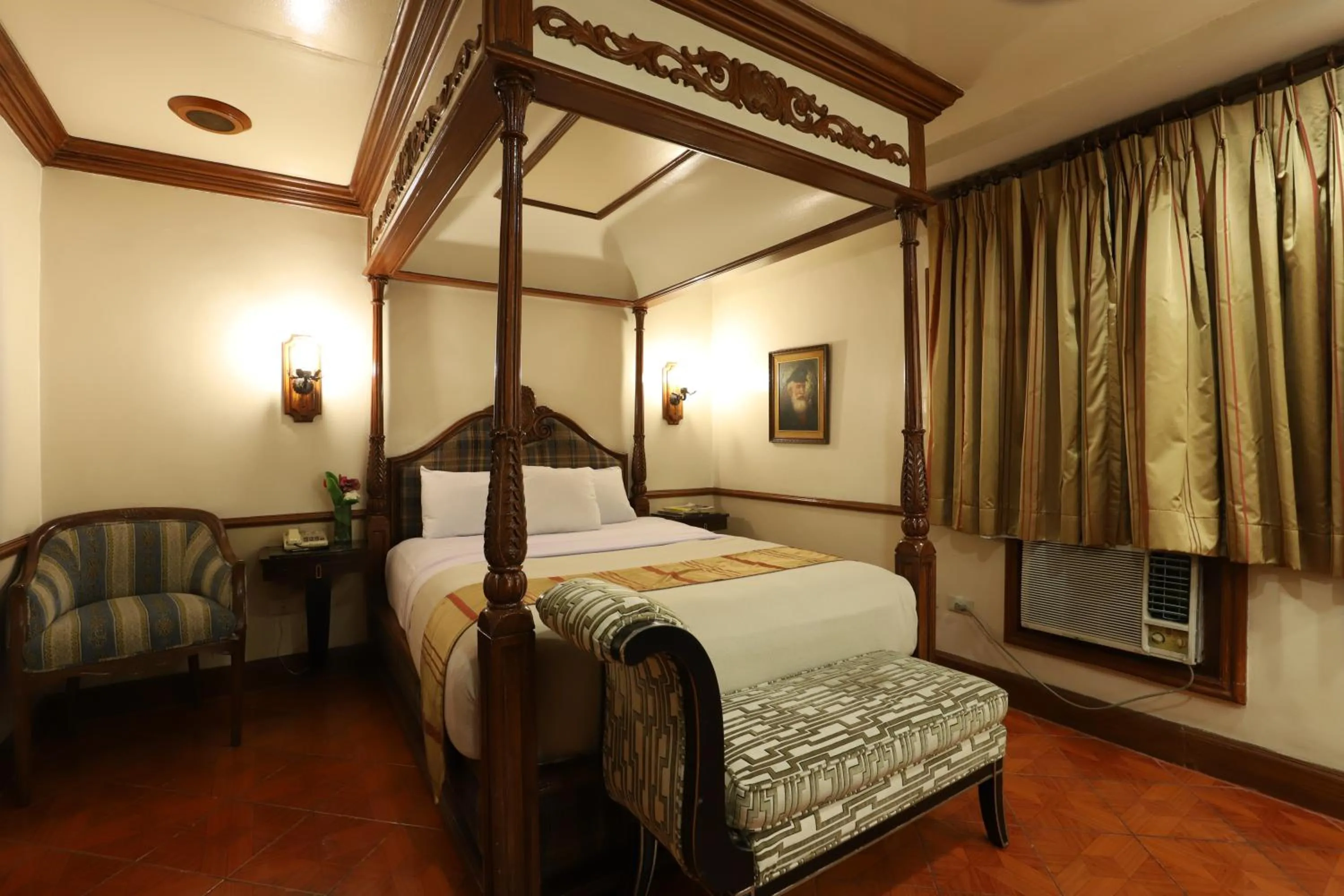 Deluxe Double Room in Camelot Hotel