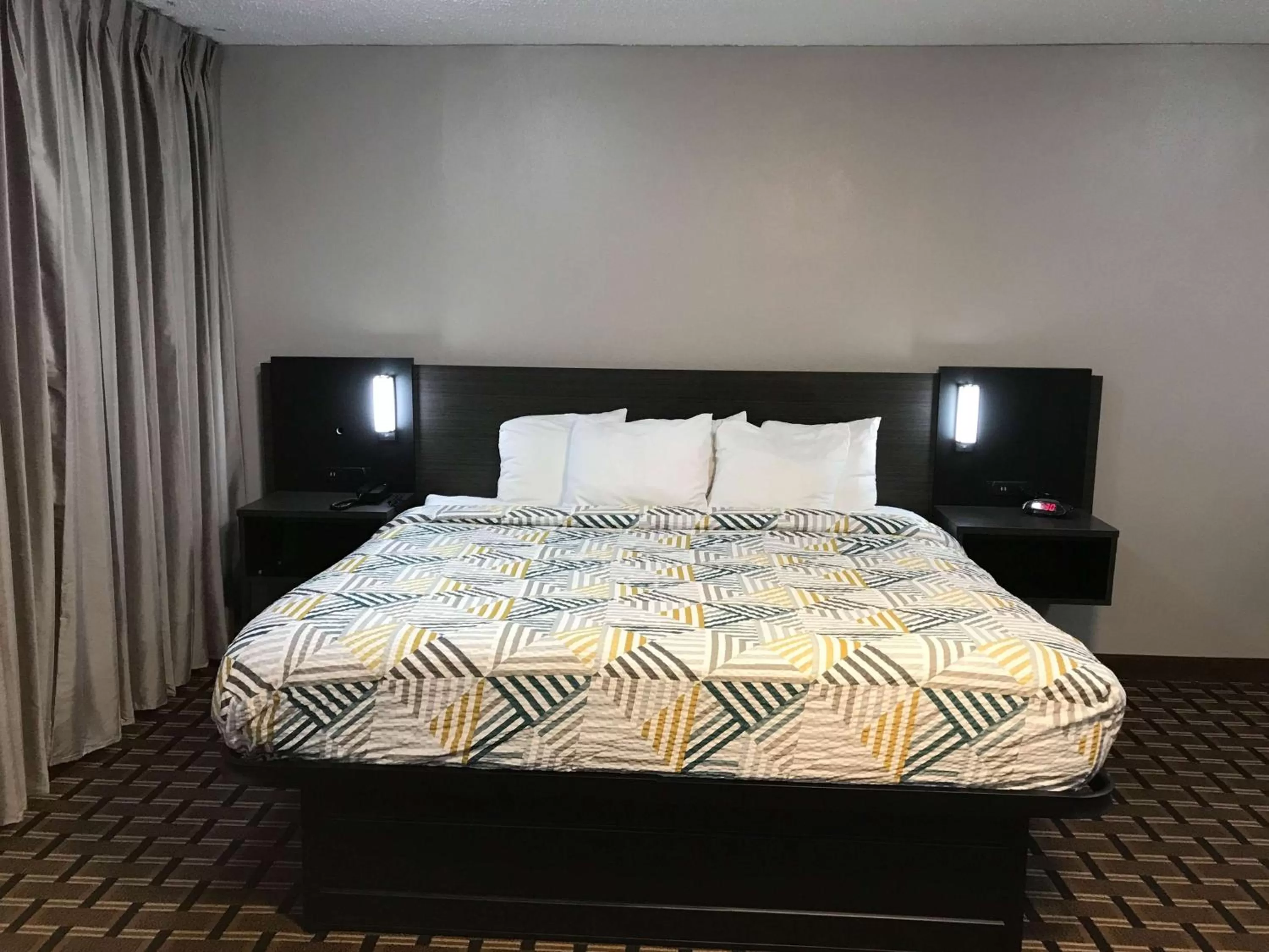 King Room with Spa Bath - Non-Smoking in Studio 6 Suites Tupelo, MS