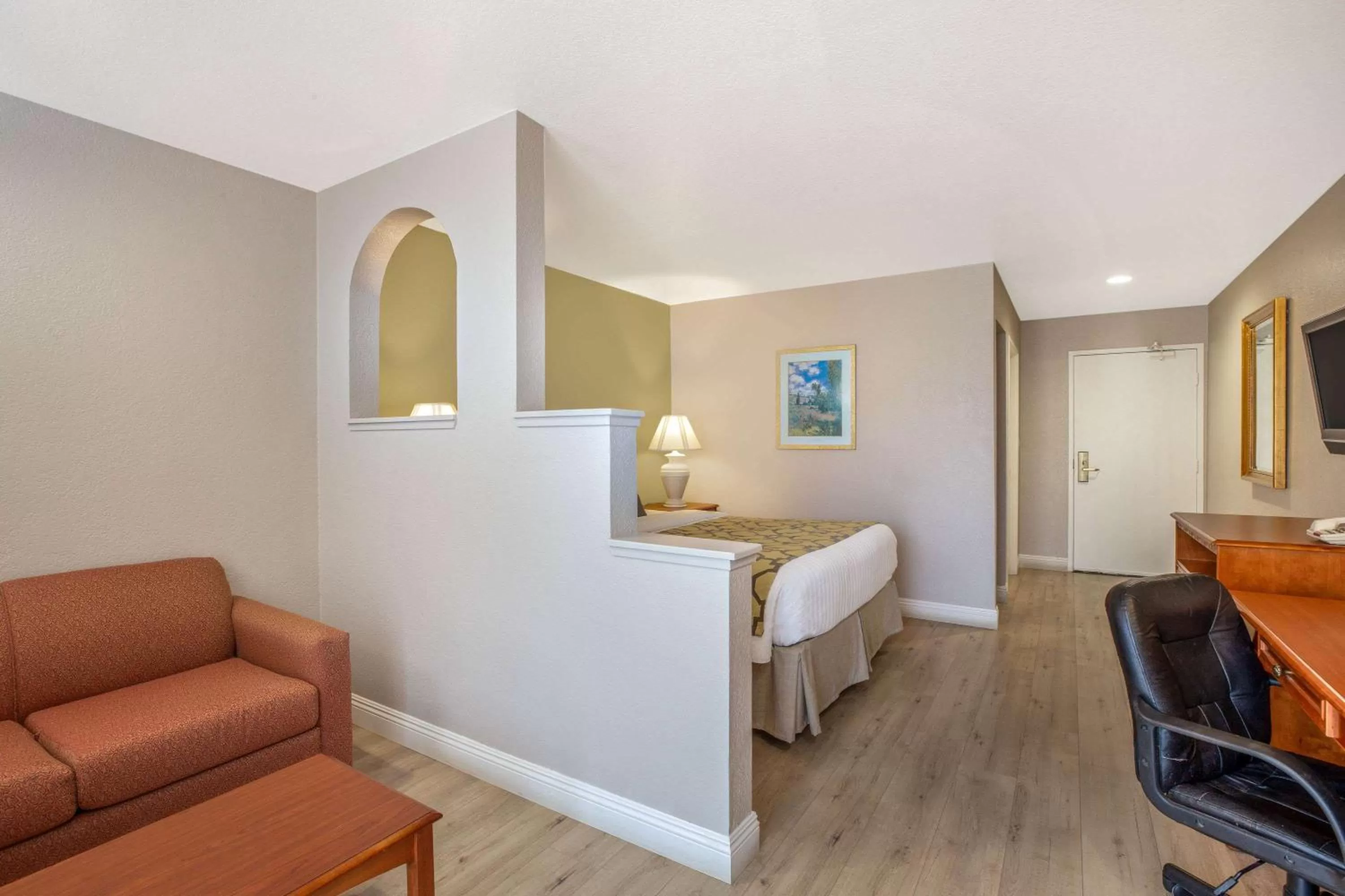 Superior King Suite - Non-Smoking in Baymont by Wyndham Tehachapi