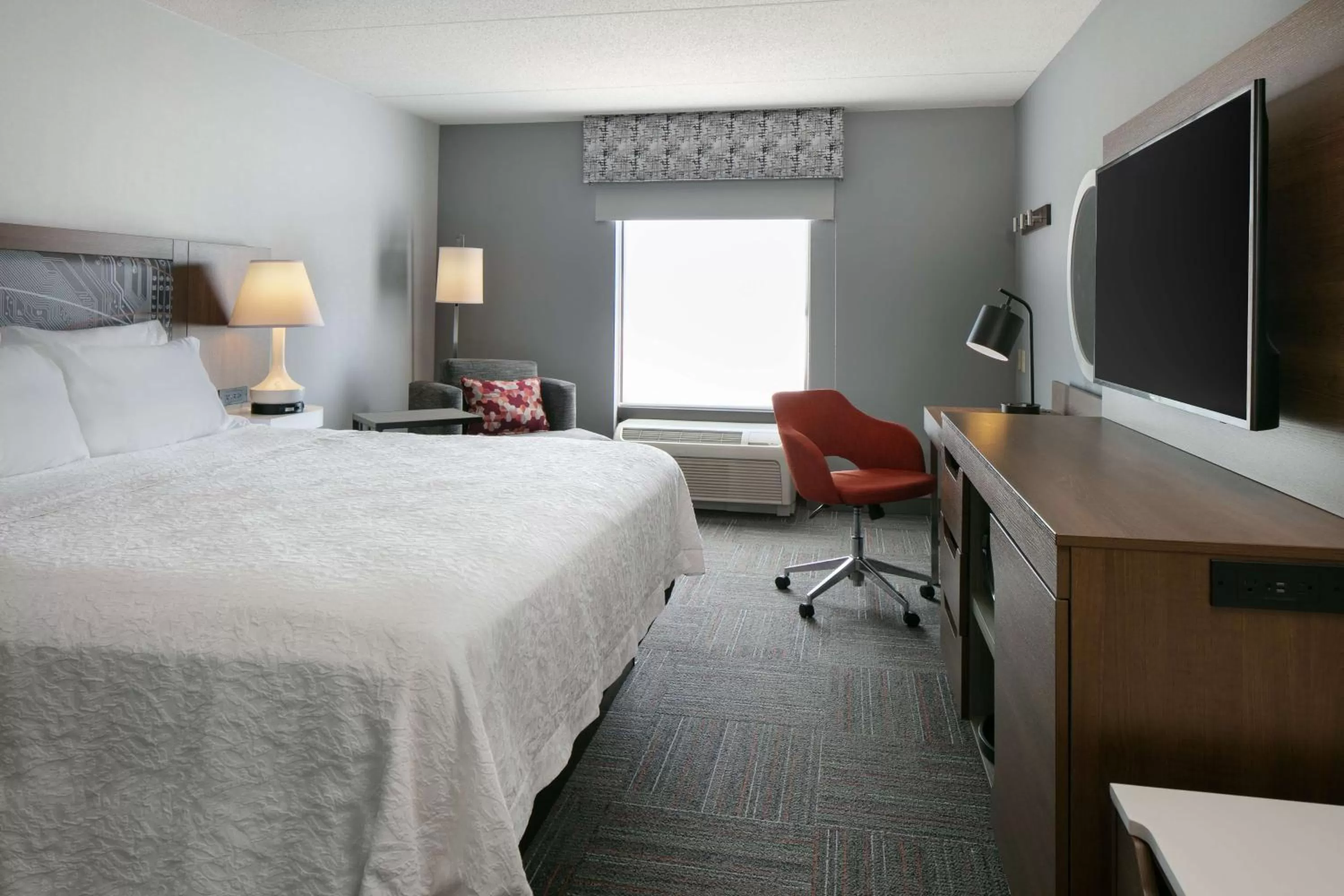 Bedroom, Bed in Hampton Inn Dubuque