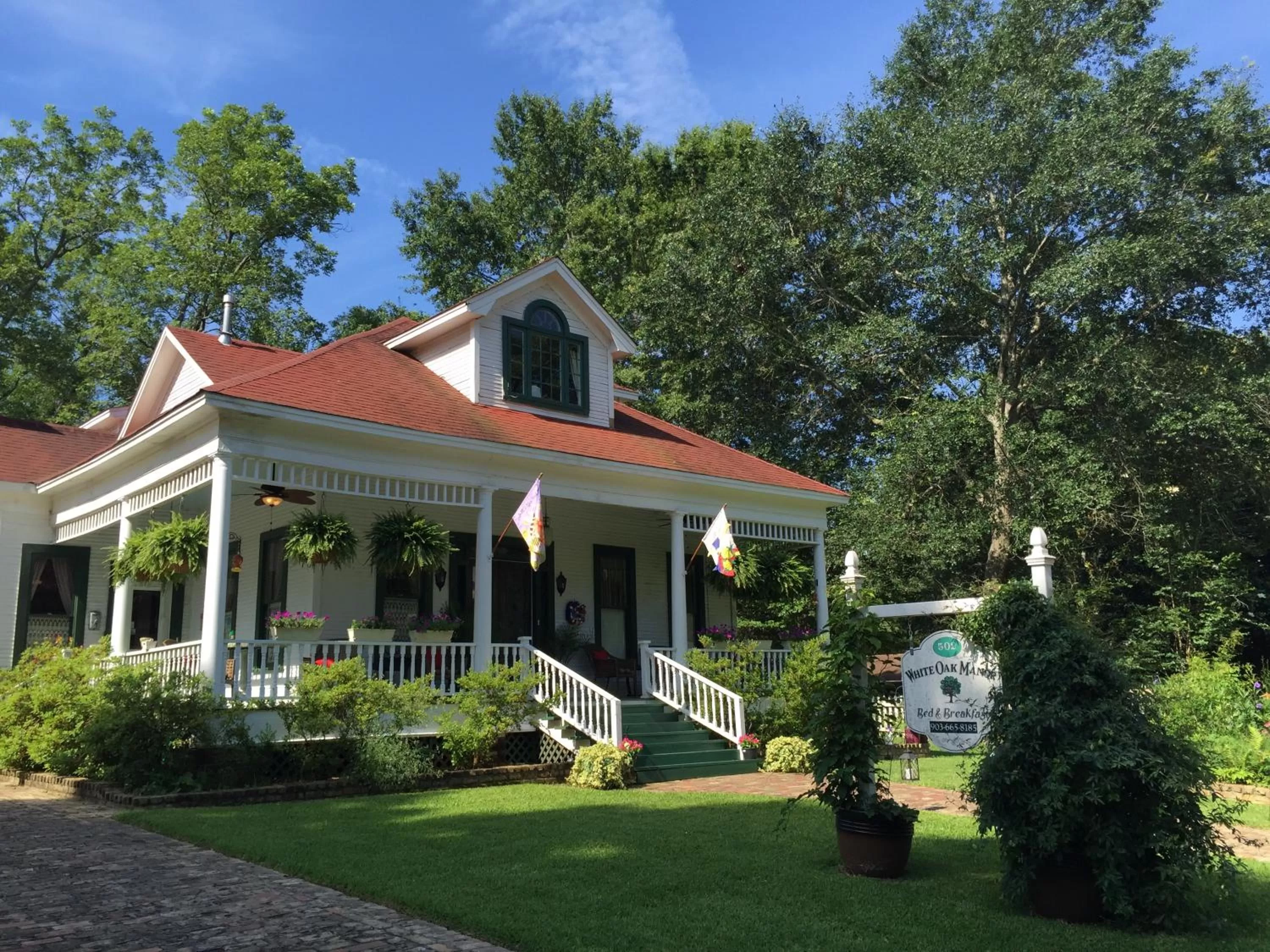 Facade/entrance in White Oak Manor Bed and Breakfast