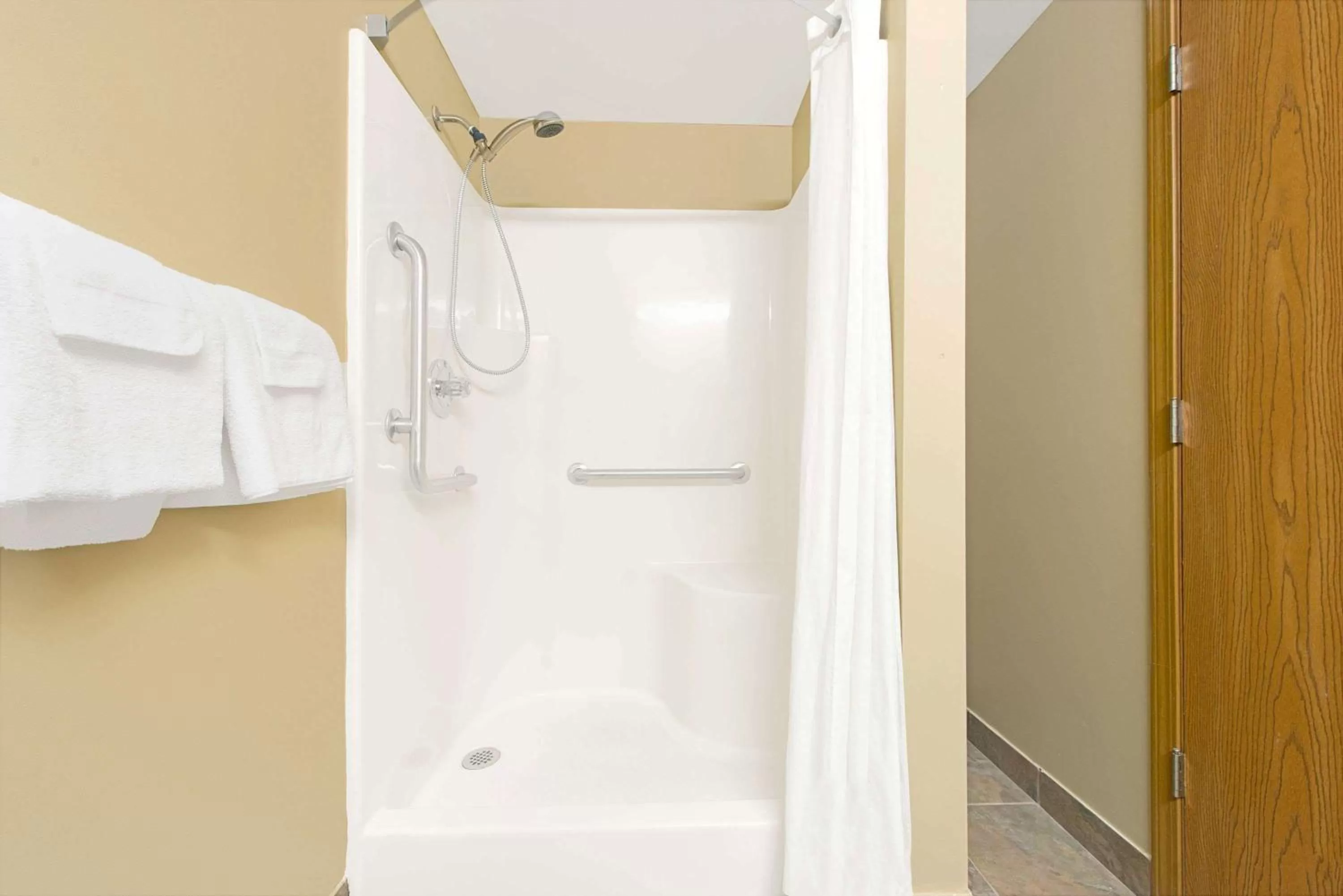 King Room - Disability Access/Non-Smoking in Super 8 by Wyndham St. Clair MO