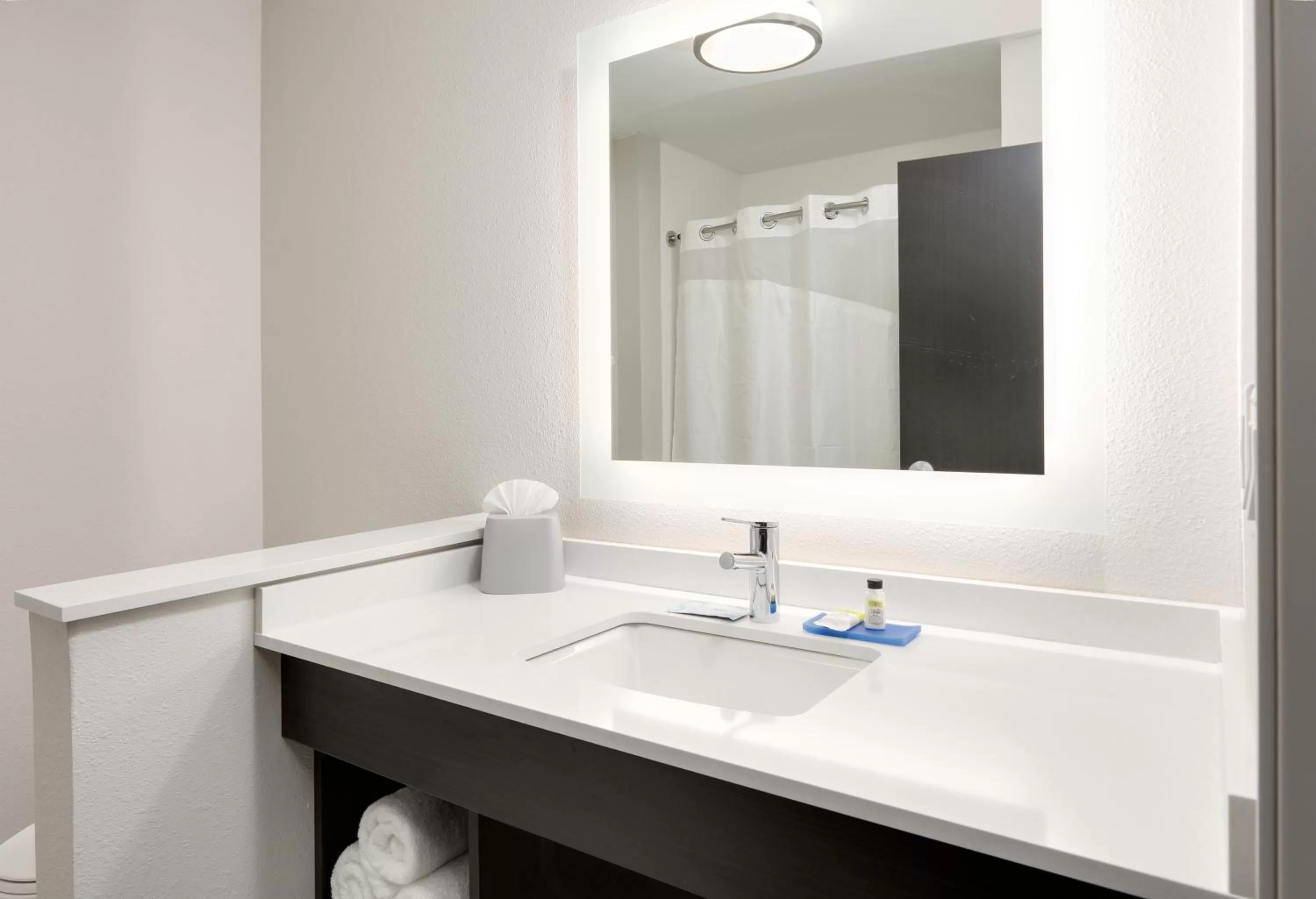 King Room - Hearing Accessible/Non-Smoking  in Holiday Inn Express - Kermit by IHG