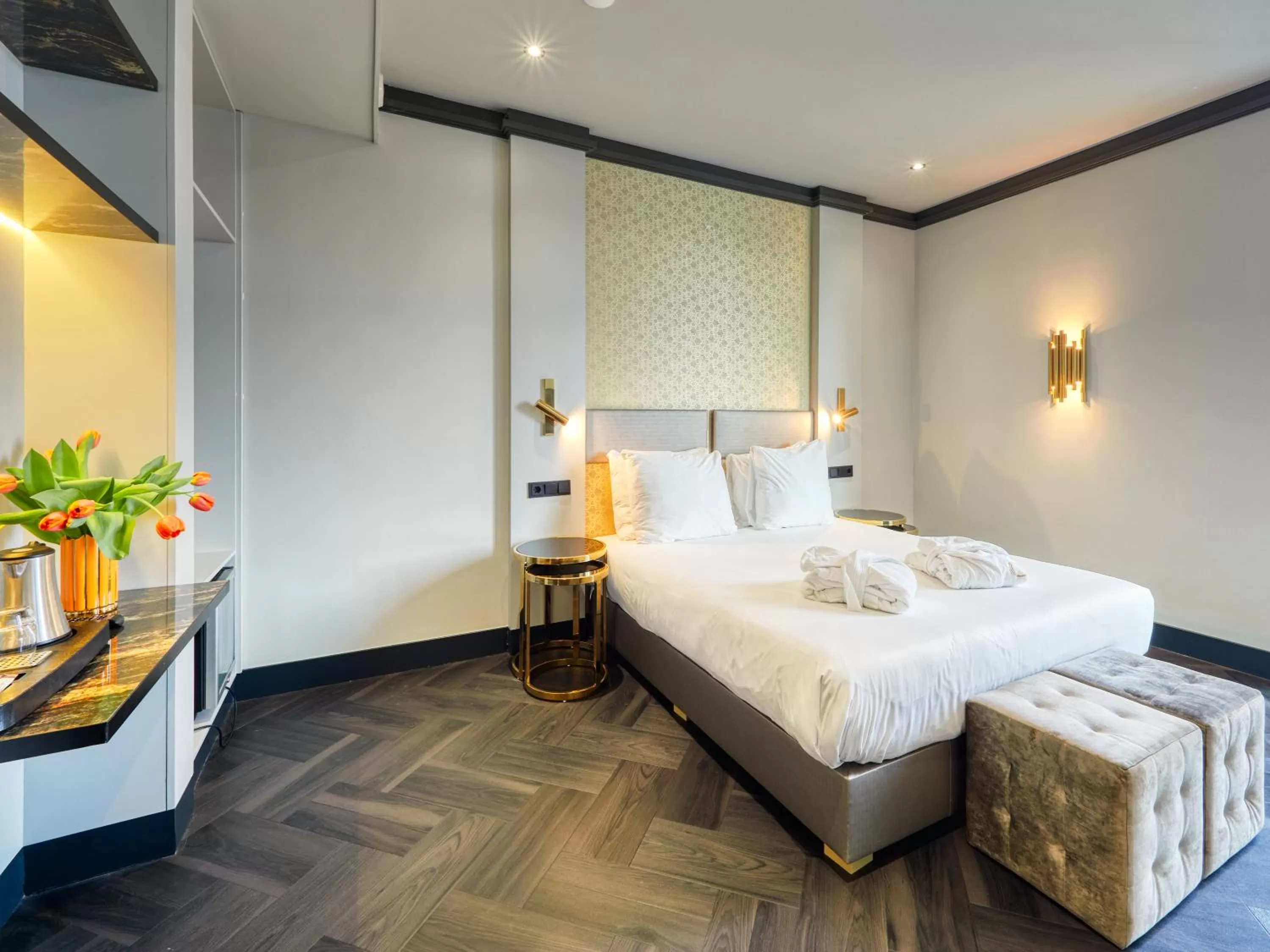 Large Lake View Room with Double Bed in G Experience Hotel