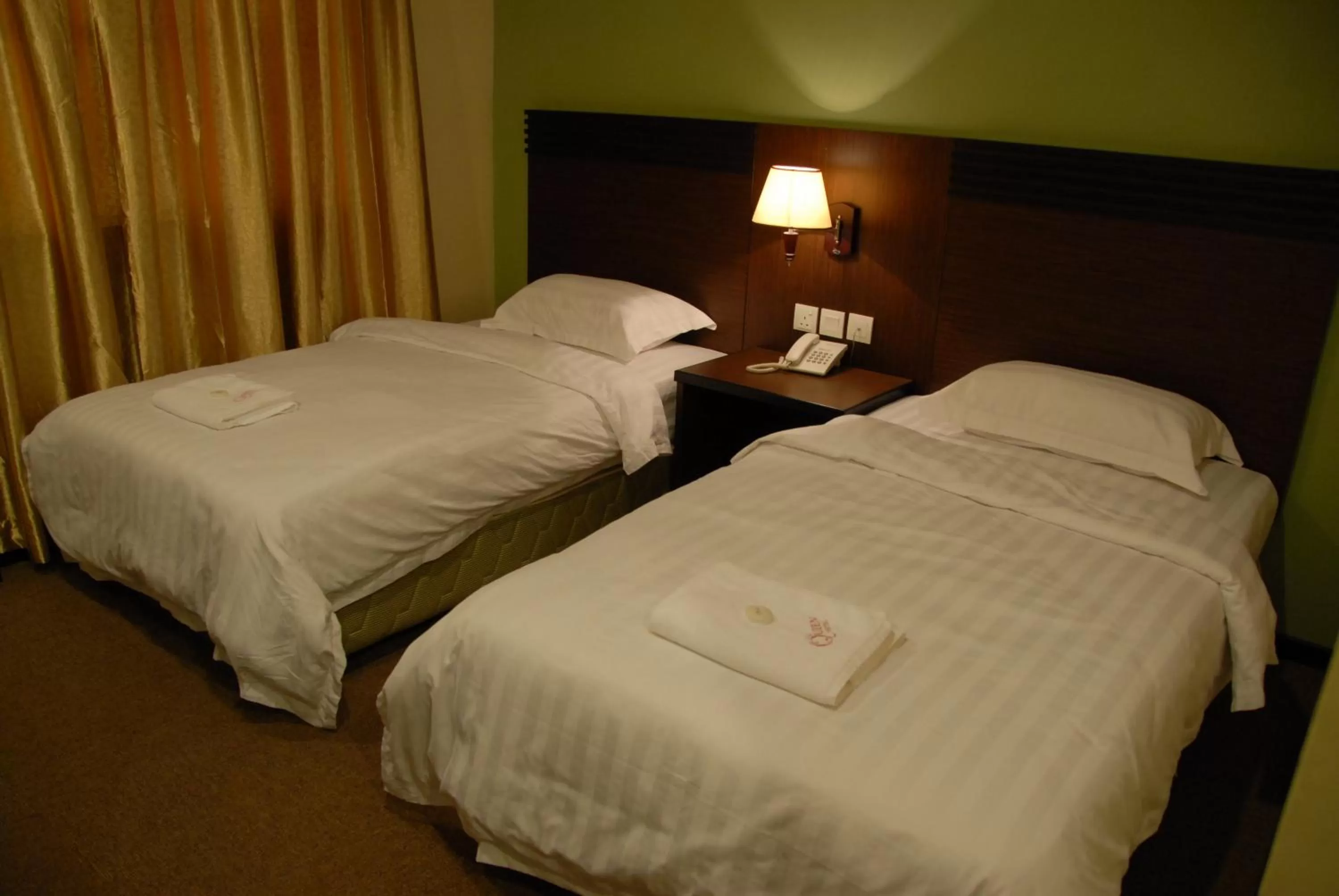 Deluxe Twin Room in Queen Hotel