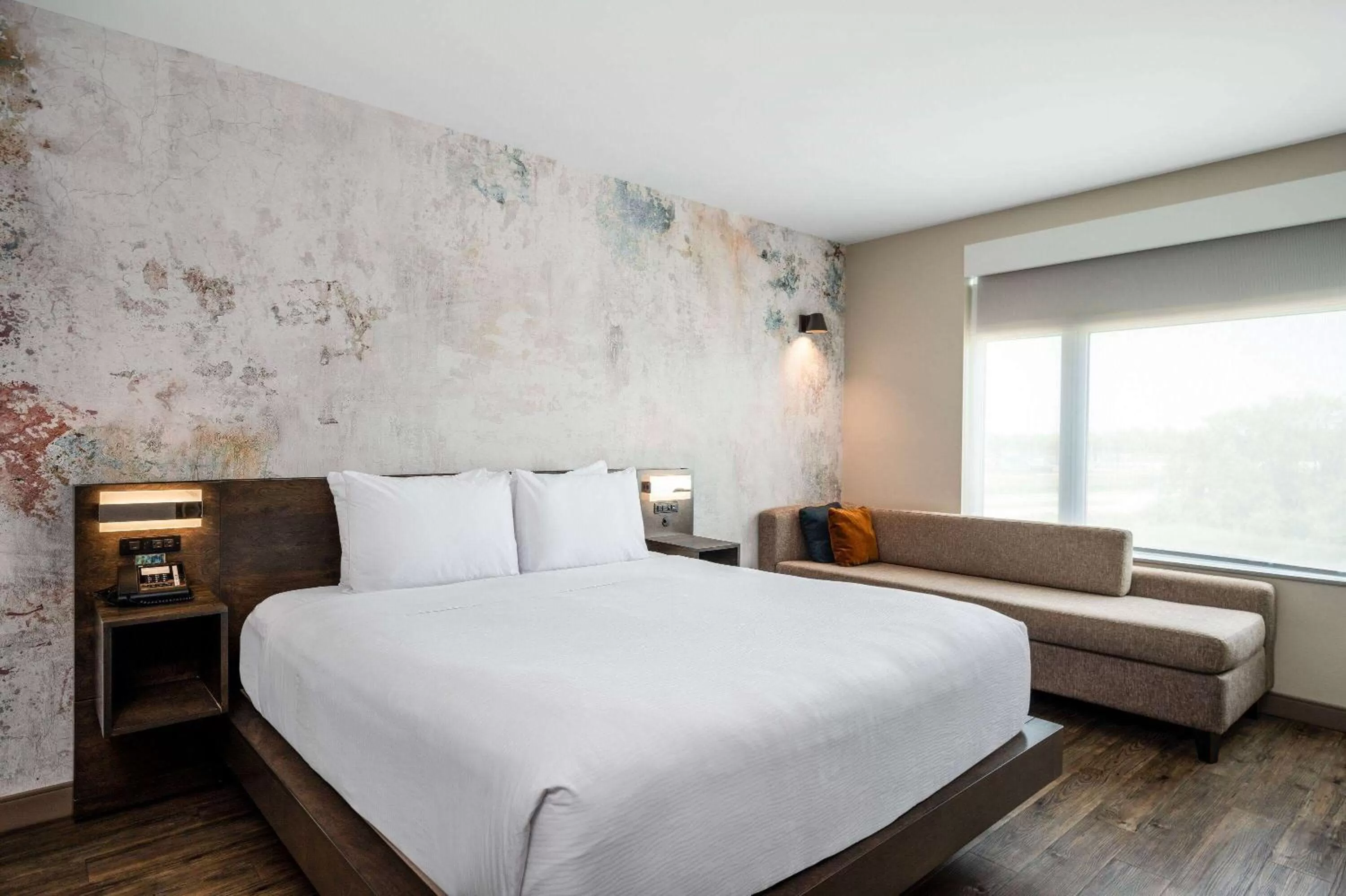 1 King Bed, Mobility/Hearing Accessible Suite, Bathtub w/ Grab Bars, Non-Smoking in Wyndham Westfield