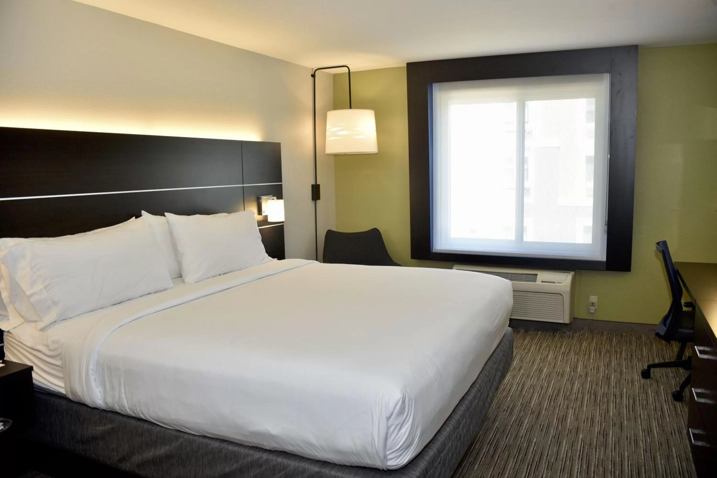 Standard King Room with Extra Space in Holiday Inn Express Windsor Sonoma Wine Country by IHG