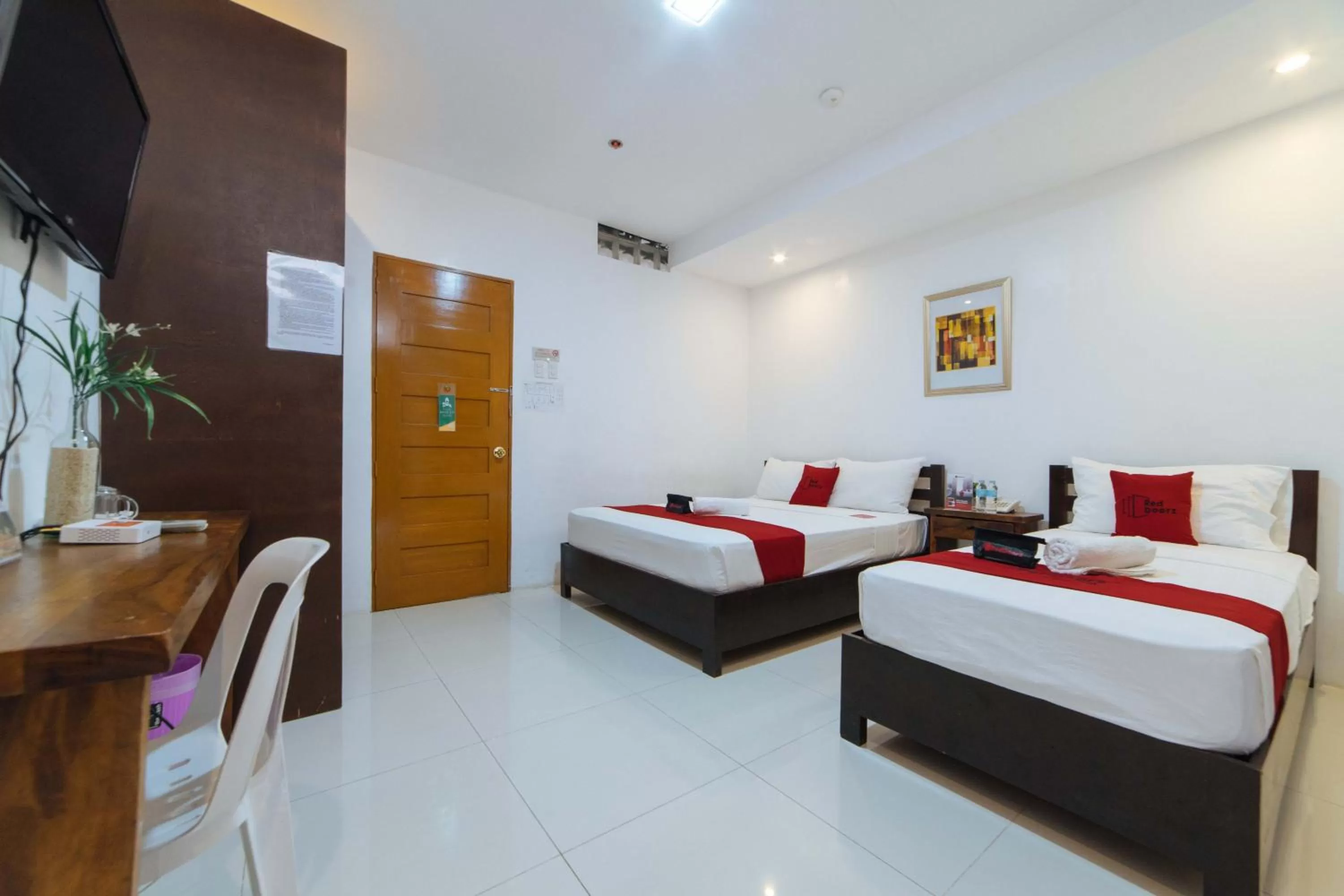 Deluxe Room in RedDoorz Plus @ San Roque Roxas City