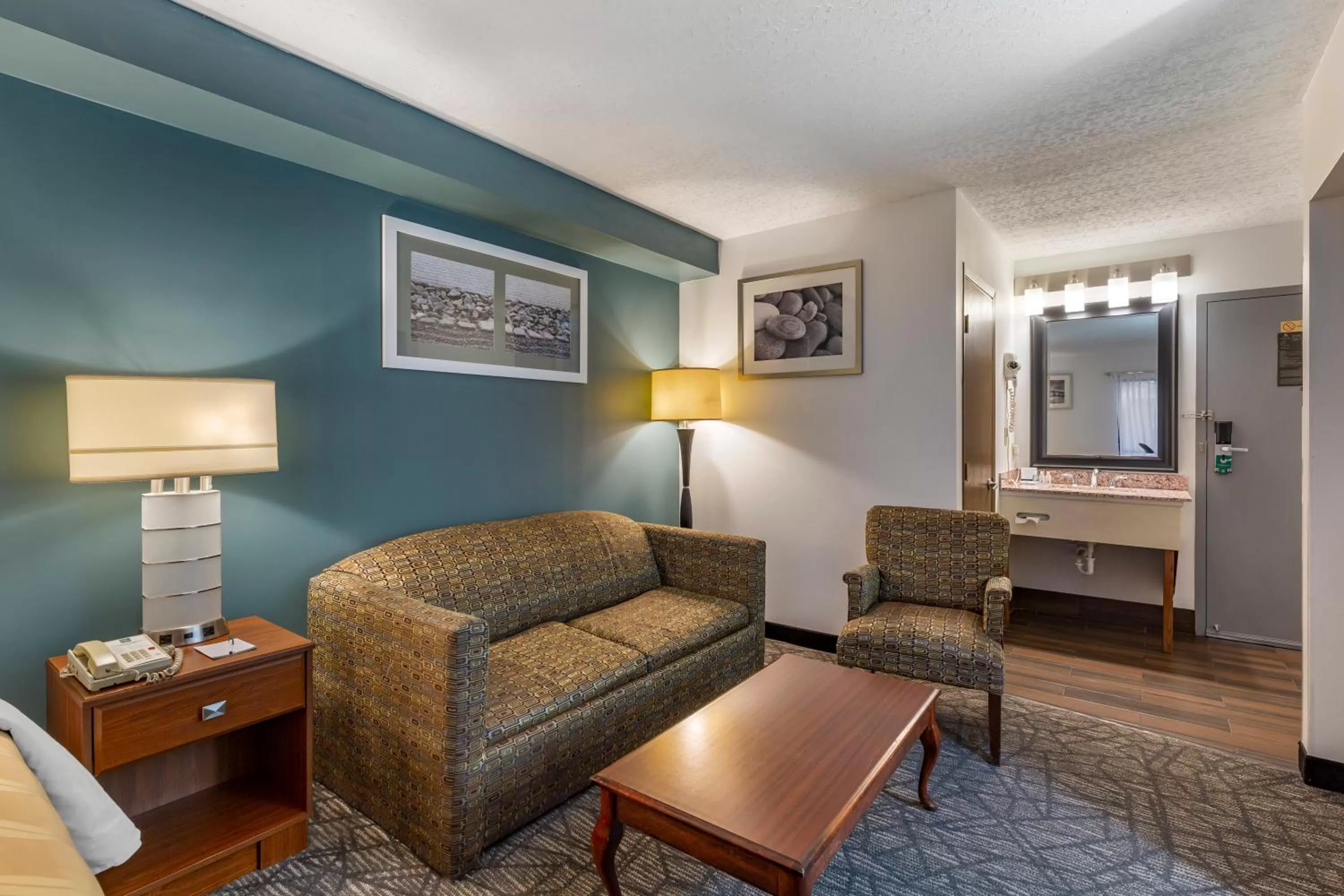 King Room with Sofa Bed - Non-Smoking in Quality Inn Austintown-Youngstown West